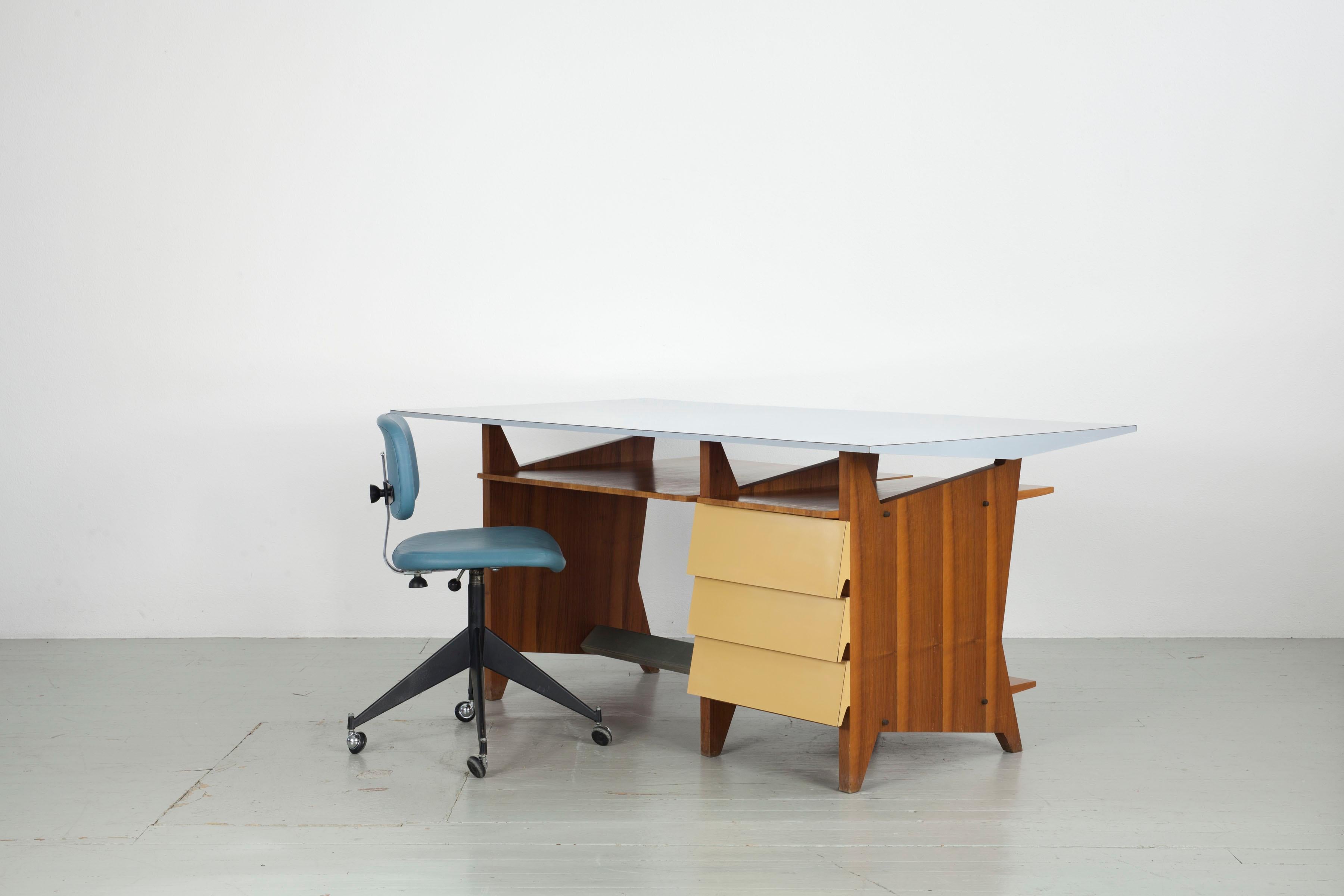 Modernist Italien writing desk with drawers and light blue Formica table top.  For Sale 3