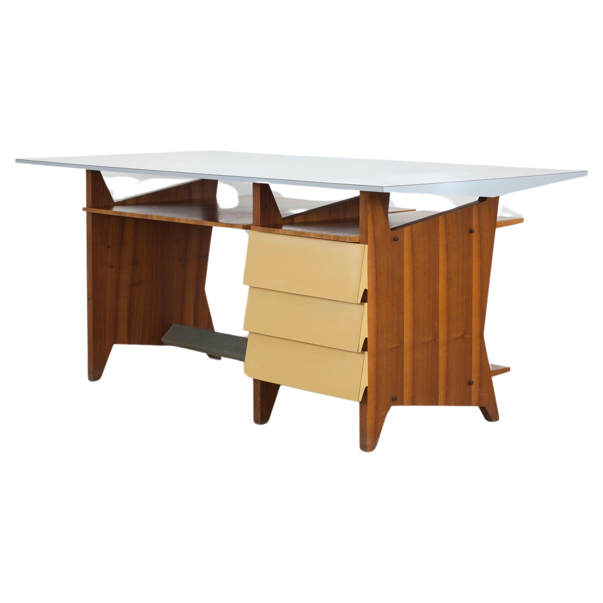 Modernistischer italienischer Schreibtisch mit Schubladen und hellblauer Formica-Tischplatte.  im Angebot