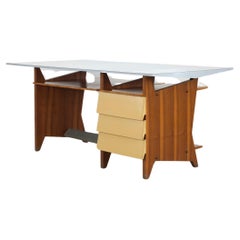 Modernistischer italienischer Schreibtisch mit Schubladen und hellblauer Formica-Tischplatte. 
