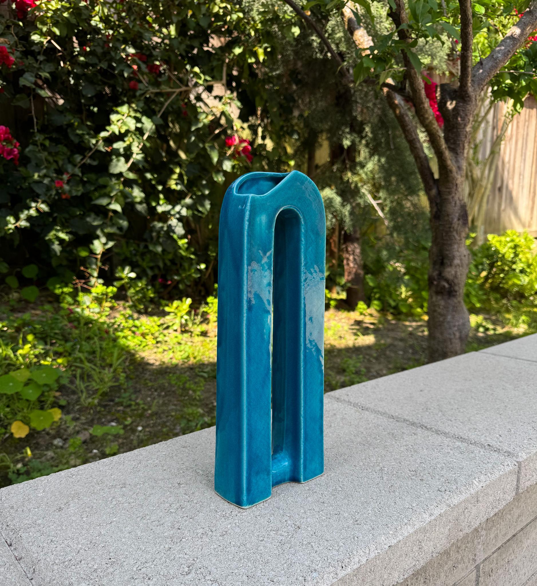 Modernistische japanische skulpturale blaue Ikebana-Vase, Japan, 20. Jahrhundert. 