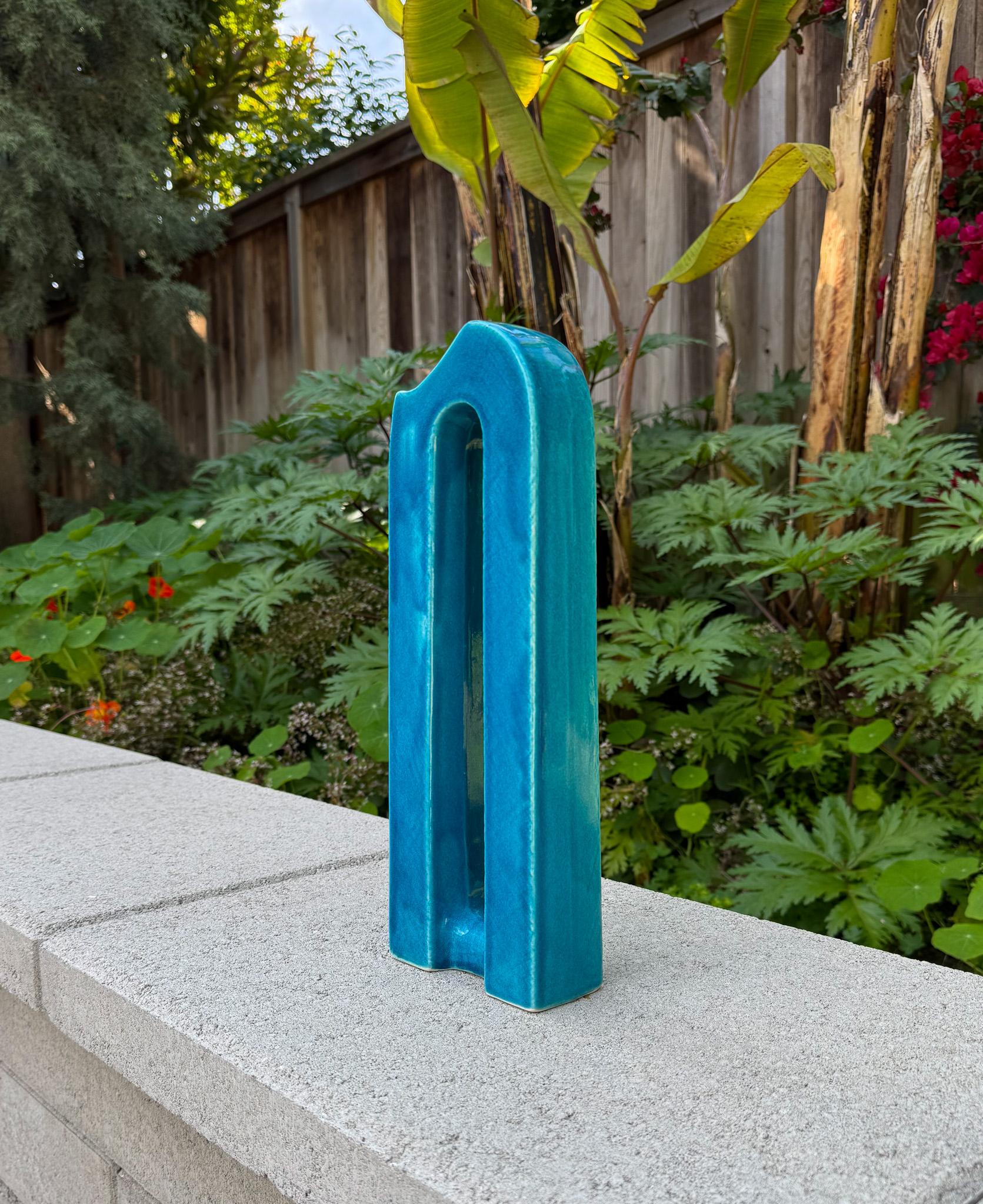 Modernistische japanische blaue Ikebana-Vase, Japan, 20. Jahrhundert (Keramik) im Angebot