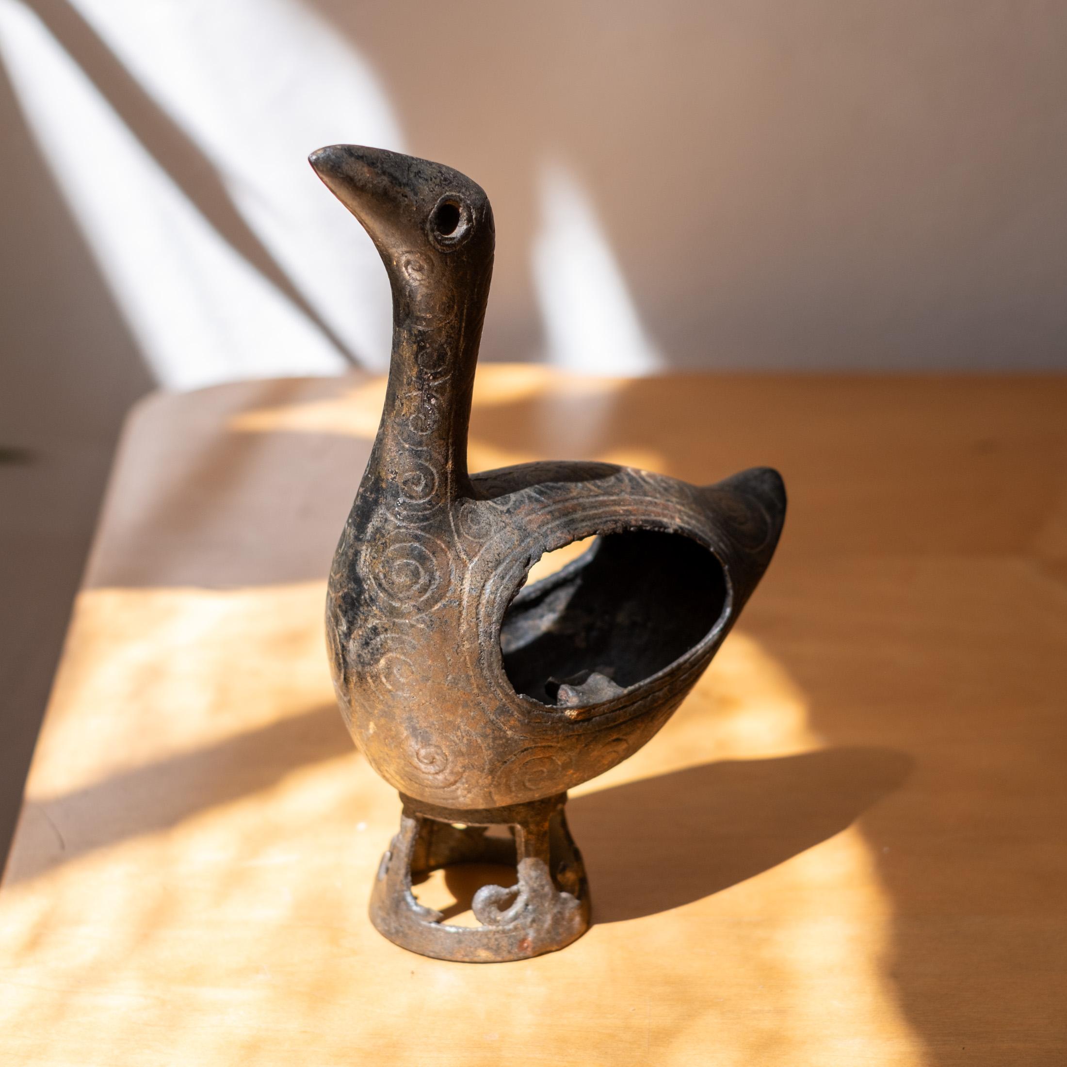 Modernistische japanische Vogelskulptur aus Gusseisen, 1950er Jahre im Angebot 3