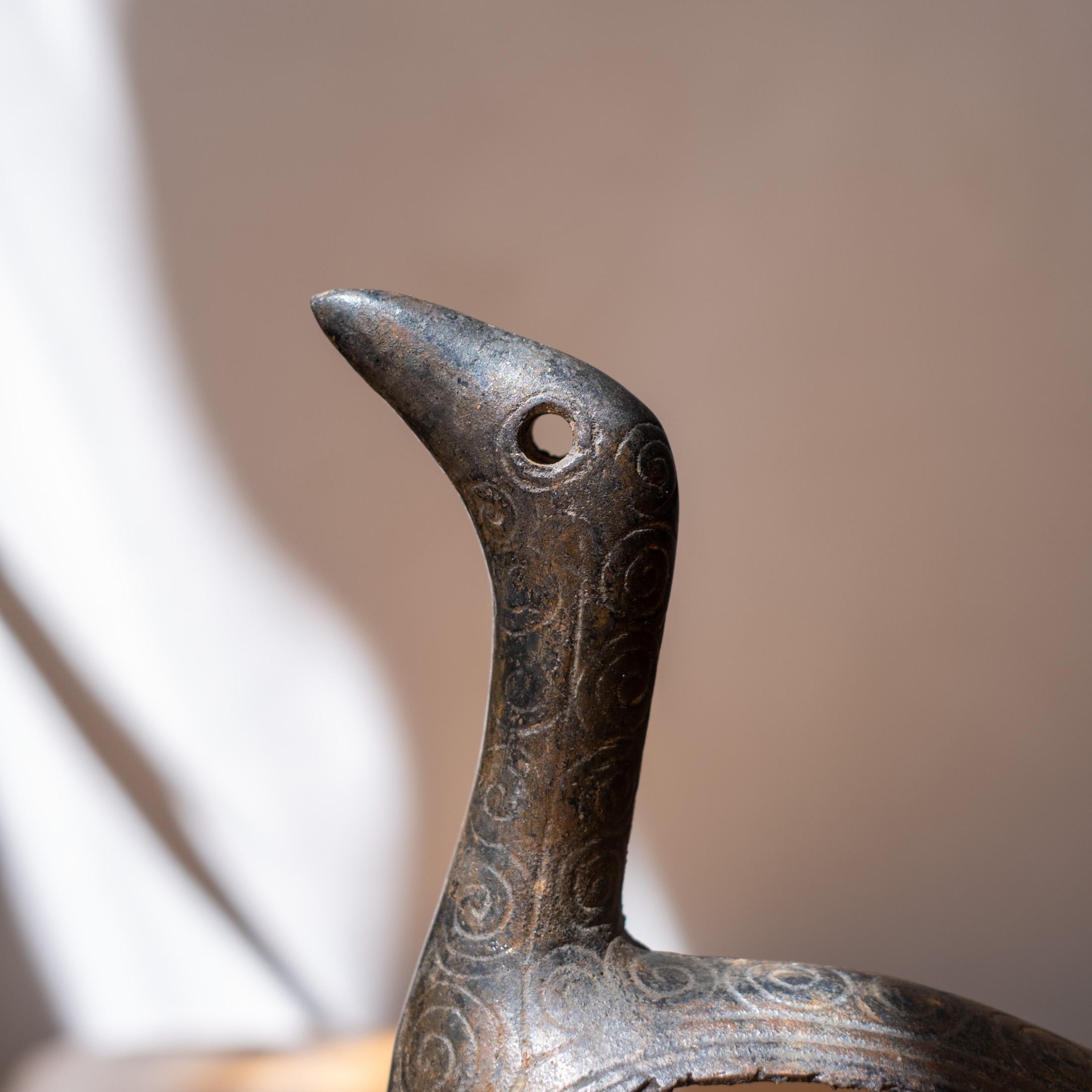 Modernistische japanische Vogelskulptur aus Gusseisen, 1950er Jahre im Angebot 4