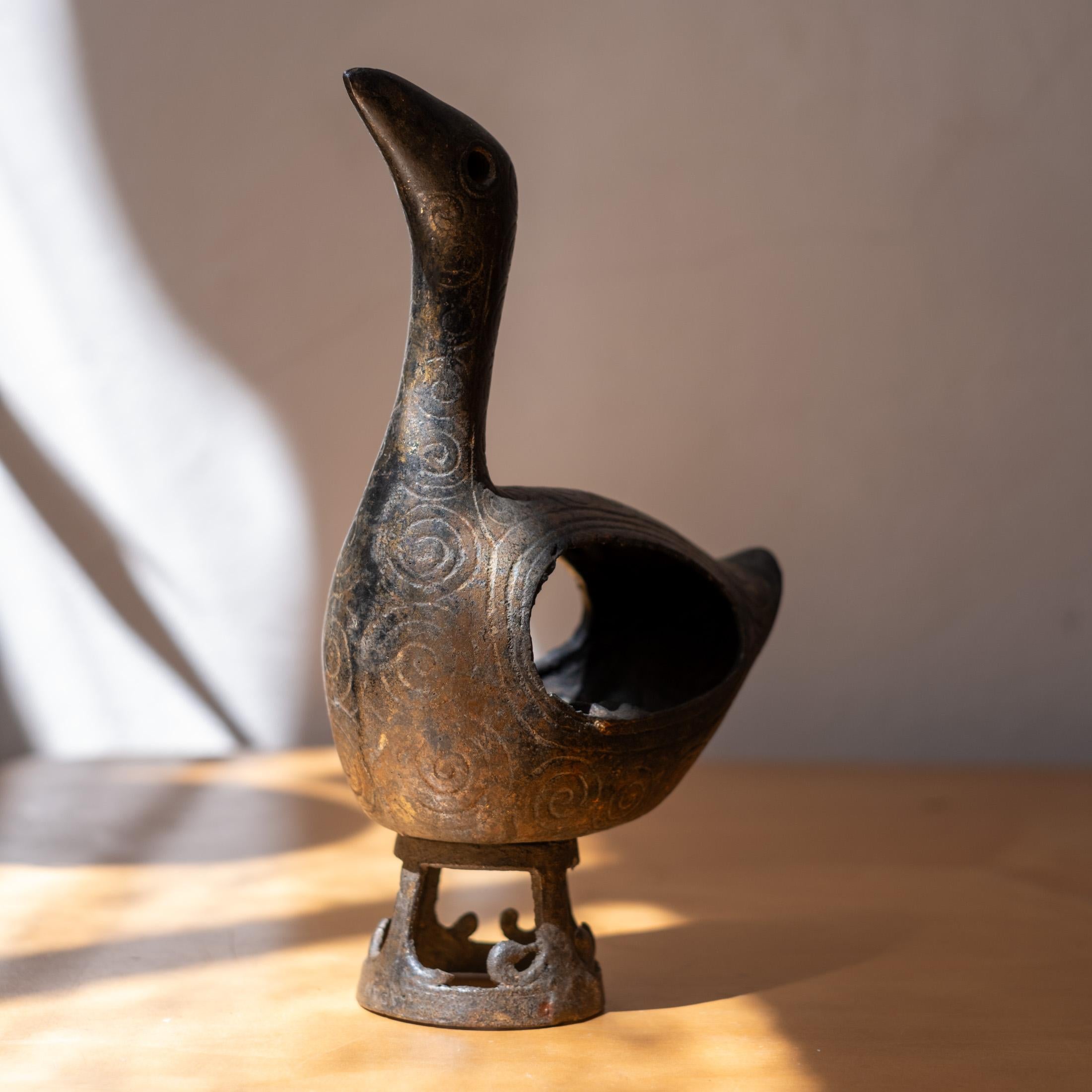 Modernistische japanische Vogelskulptur aus Gusseisen, 1950er Jahre im Angebot 5