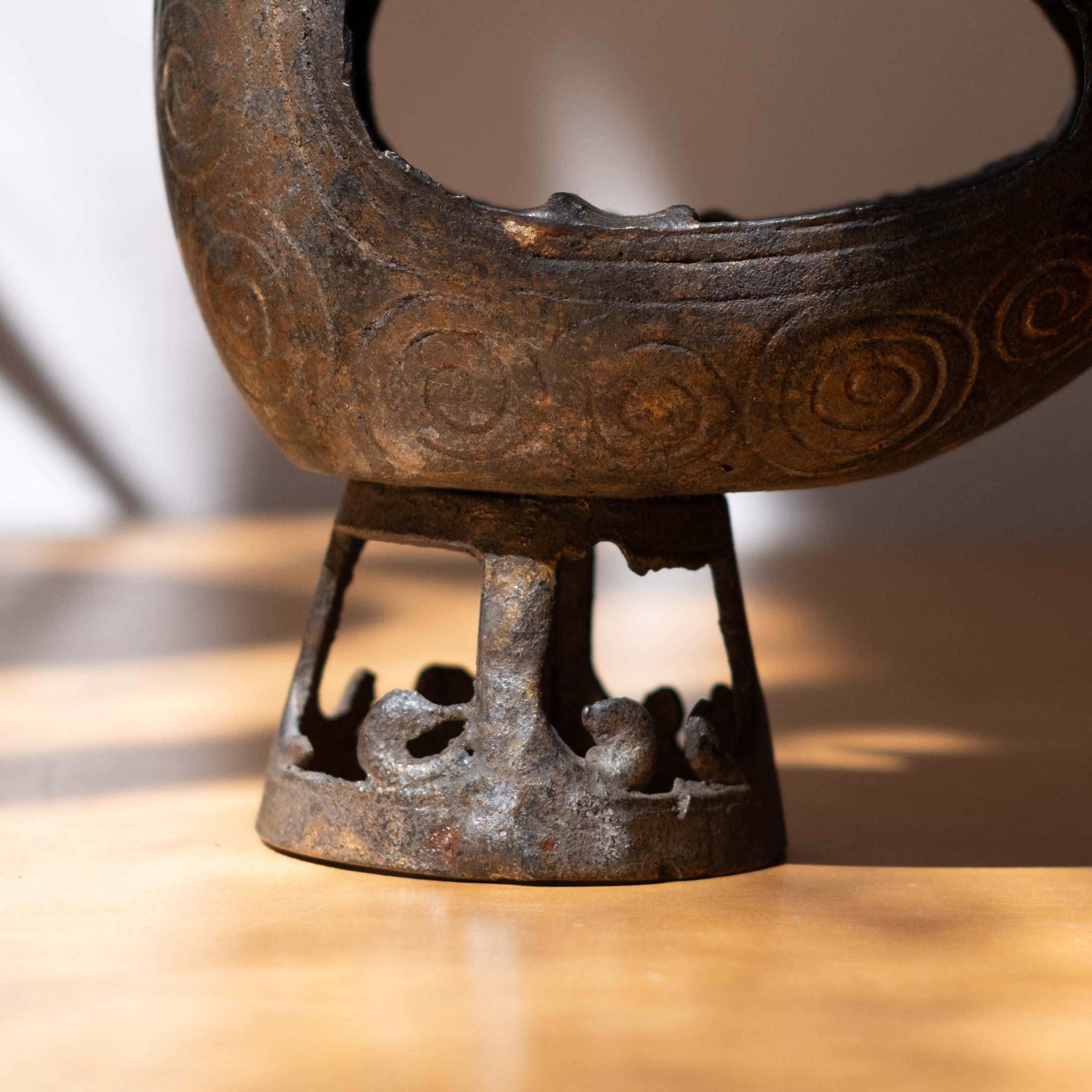 Modernistische japanische Vogelskulptur aus Gusseisen, 1950er Jahre im Angebot 6