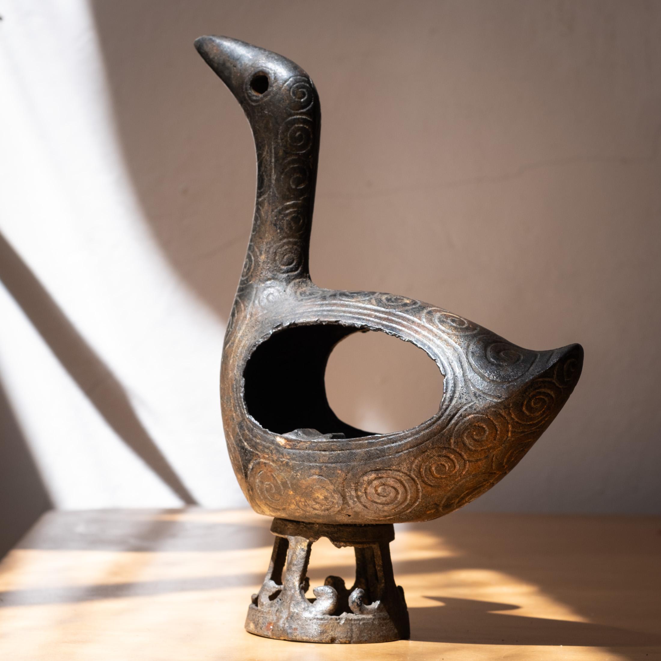 Modernistische japanische Vogelskulptur aus Gusseisen, 1950er Jahre im Angebot 7