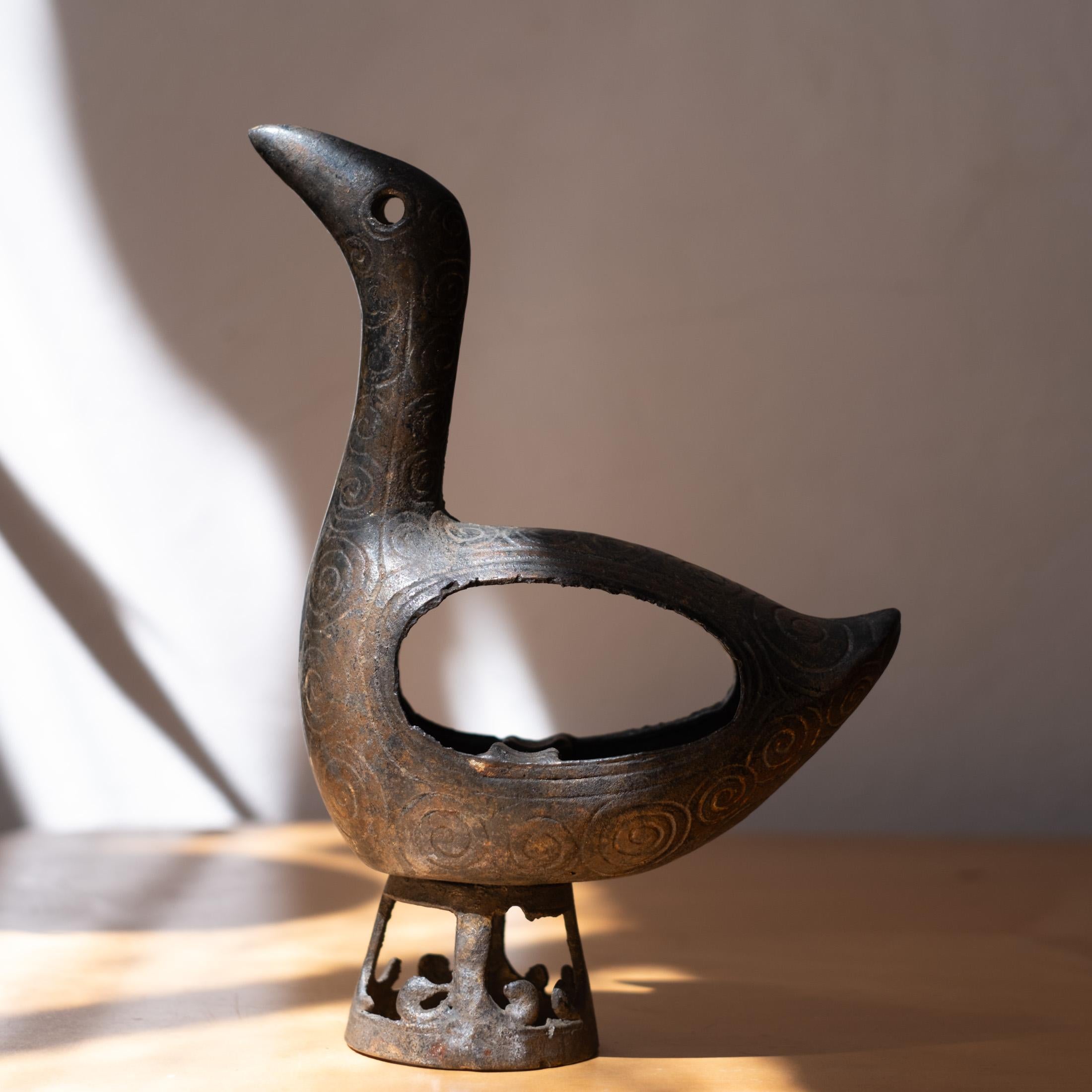 Stilisierte Vogelskulptur aus Gusseisen aus Japan. Fantastisches eingeschnittenes Design. Kann auch als Räuchergefäß verwendet werden. Durchgehend schöne Patina. Gestempelt JAPAN. 1950s