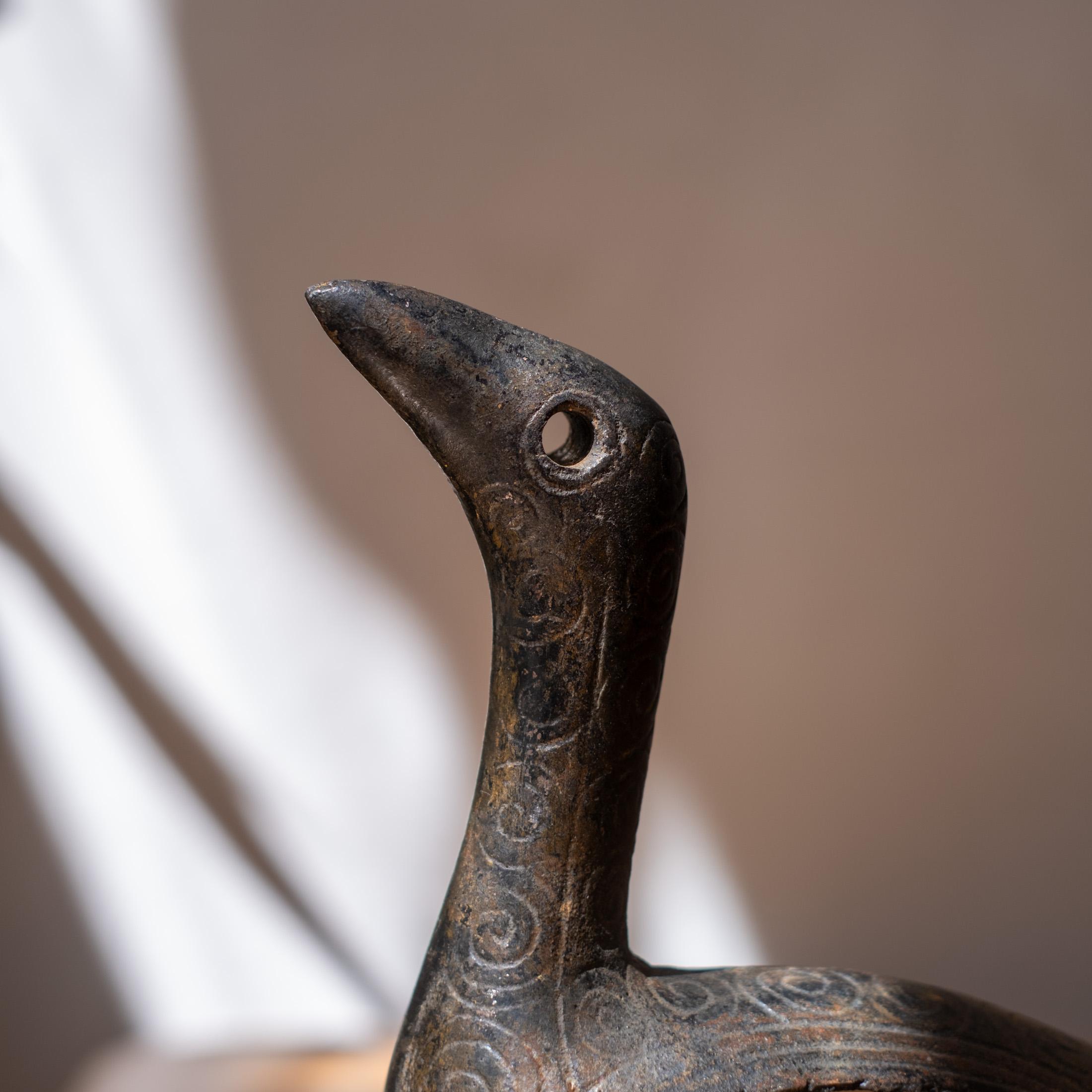 Modernistische japanische Vogelskulptur aus Gusseisen, 1950er Jahre (Moderne der Mitte des Jahrhunderts) im Angebot