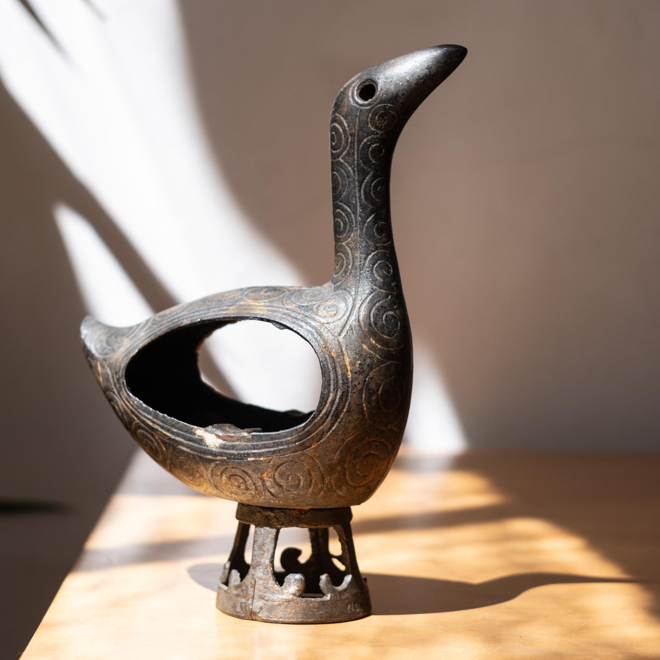 Modernistische japanische Vogelskulptur aus Gusseisen, 1950er Jahre (Japanisch) im Angebot
