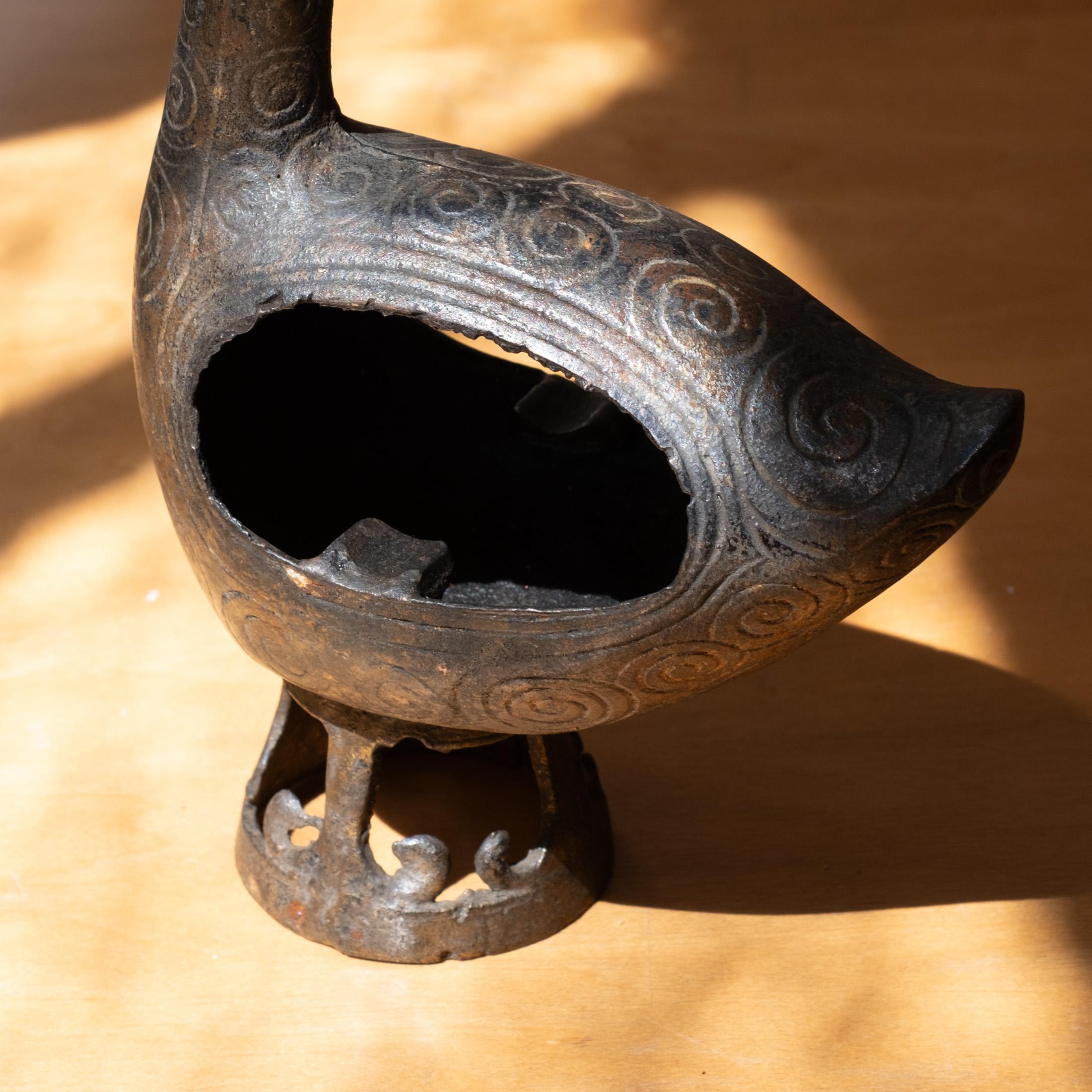 Modernistische japanische Vogelskulptur aus Gusseisen, 1950er Jahre (Eisen) im Angebot