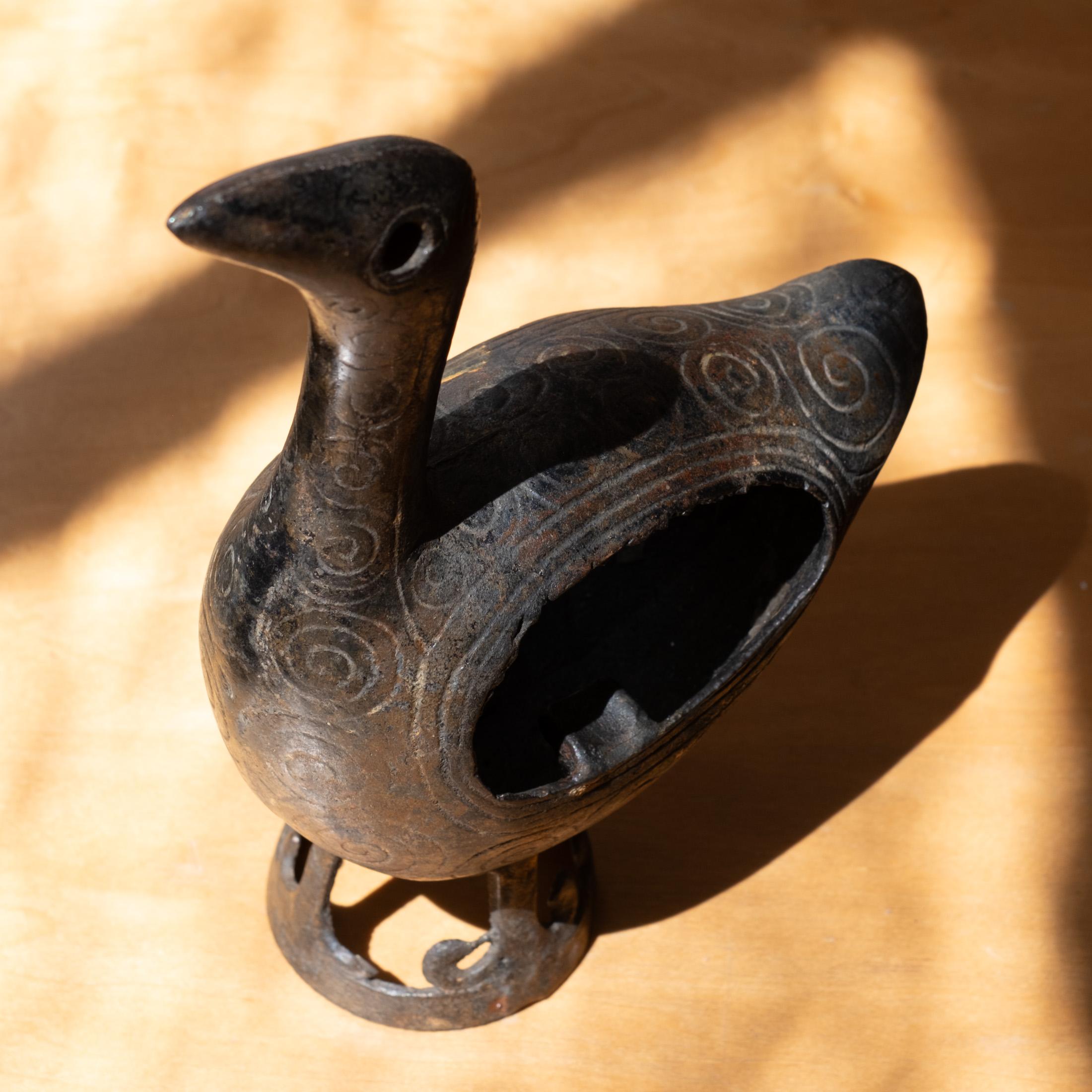 Modernistische japanische Vogelskulptur aus Gusseisen, 1950er Jahre im Angebot 1