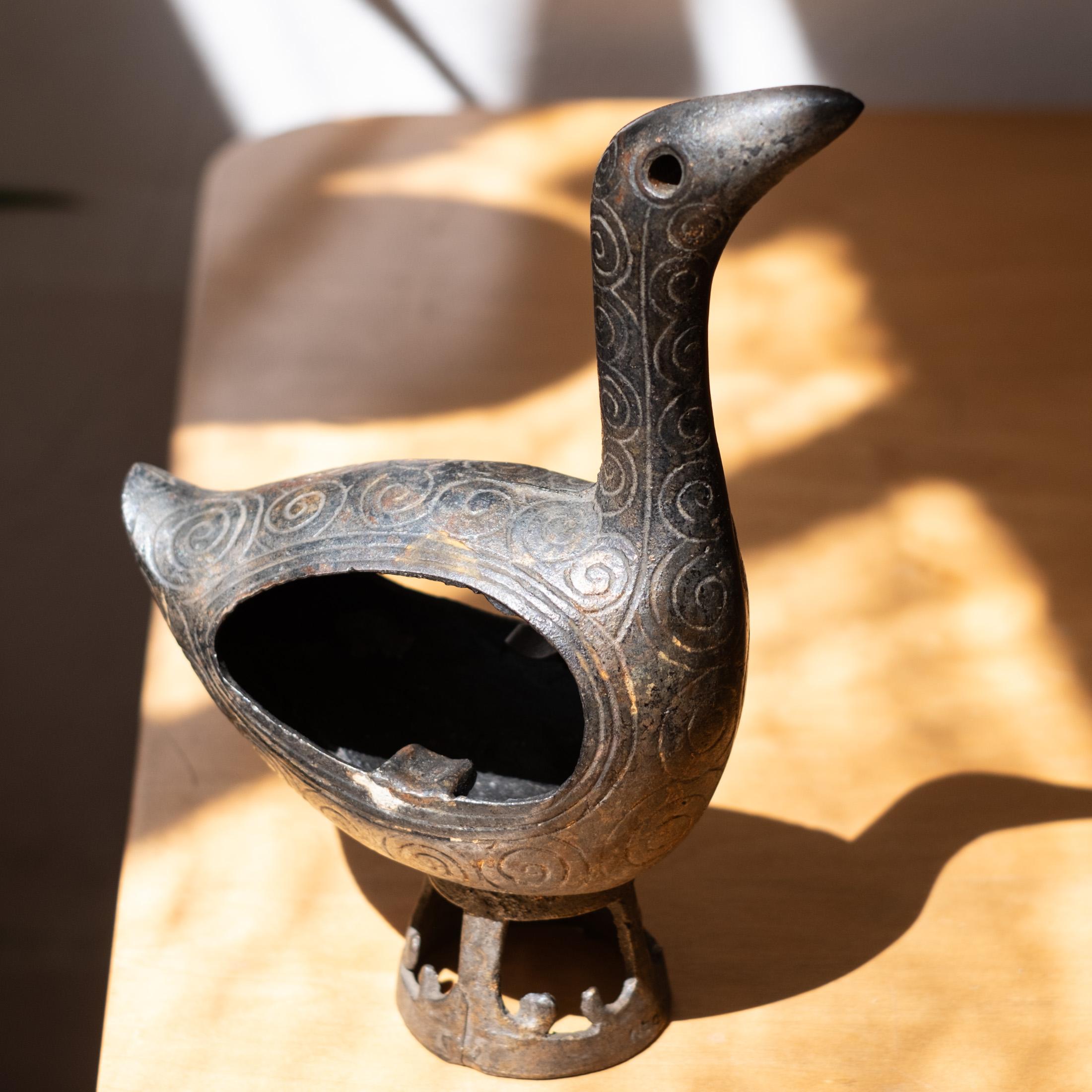 Modernistische japanische Vogelskulptur aus Gusseisen, 1950er Jahre im Angebot 2