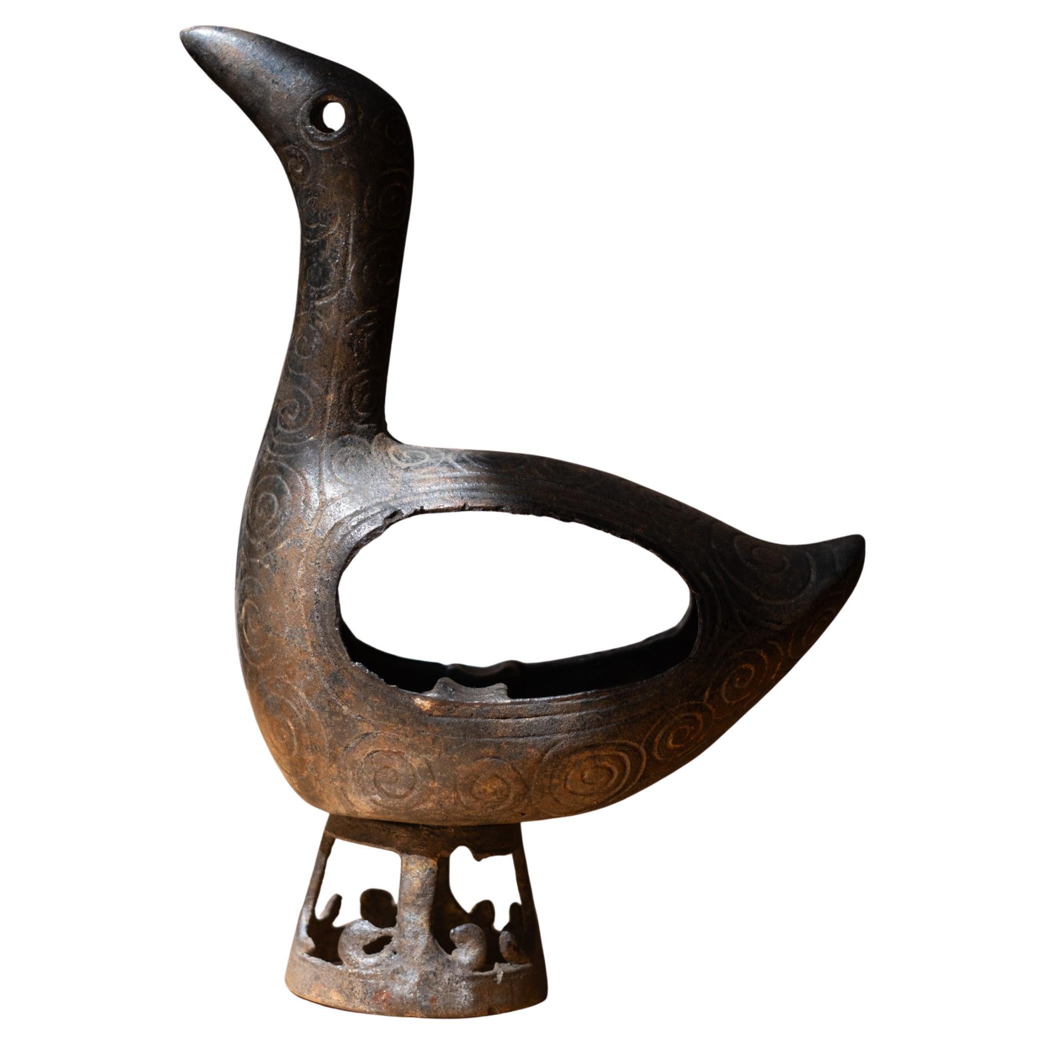 Modernistische japanische Vogelskulptur aus Gusseisen, 1950er Jahre im Angebot