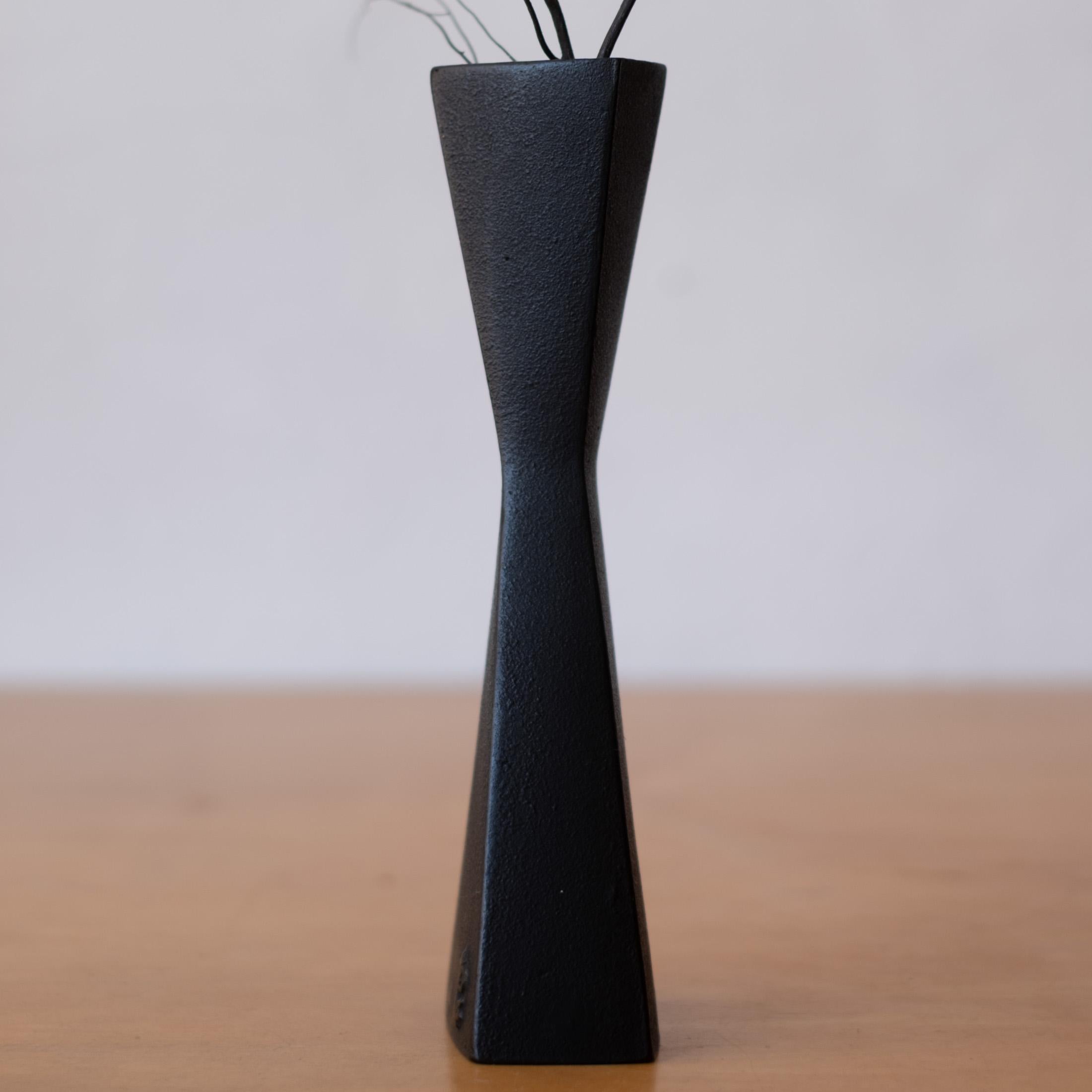 Vase japonais moderniste en fonte, années 1960 en vente 3