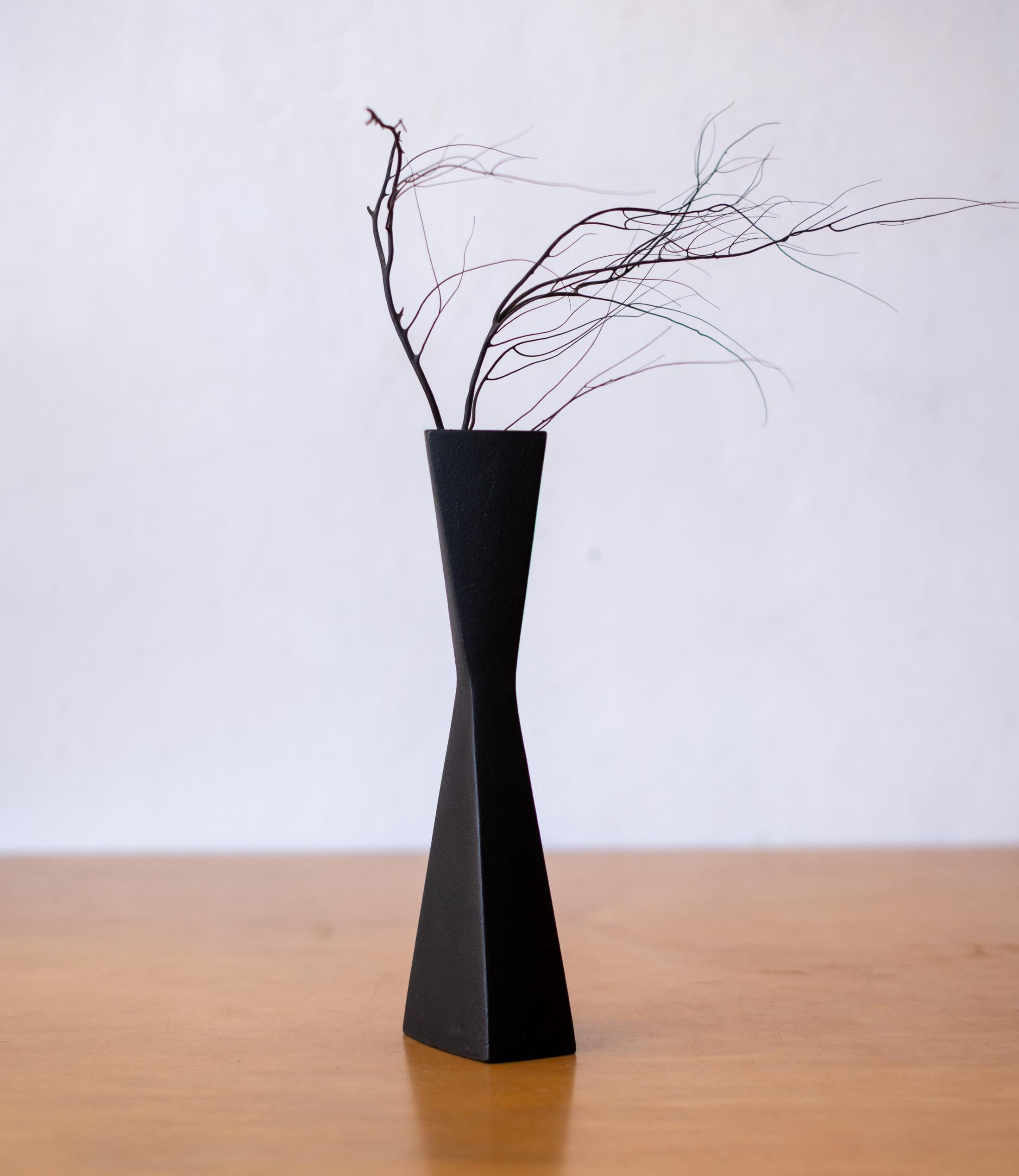 Vase japonais moderniste en fonte, années 1960 en vente 5
