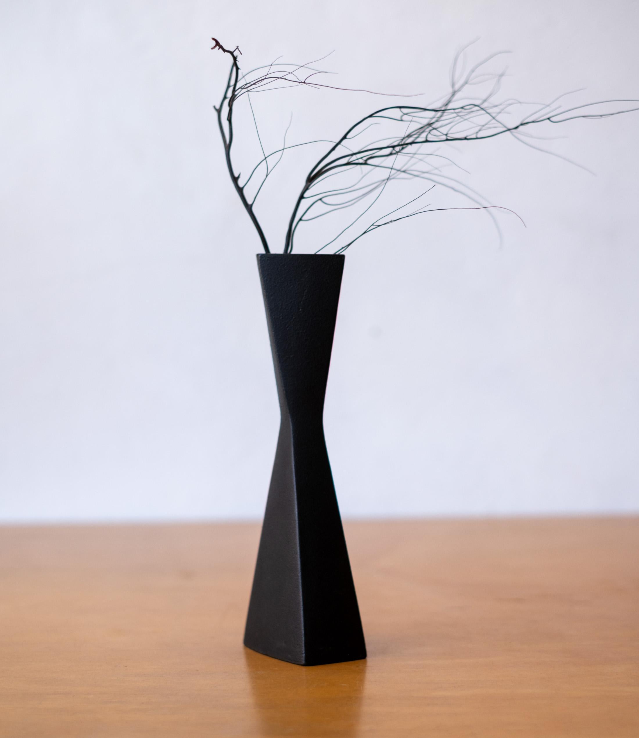 Vase moderniste en fer du Japon, datant du milieu du siècle. Une forme torsadée minimaliste convaincante fabriquée à partir de fer épais. Signé dans la fonte. Japon, années 1960
   