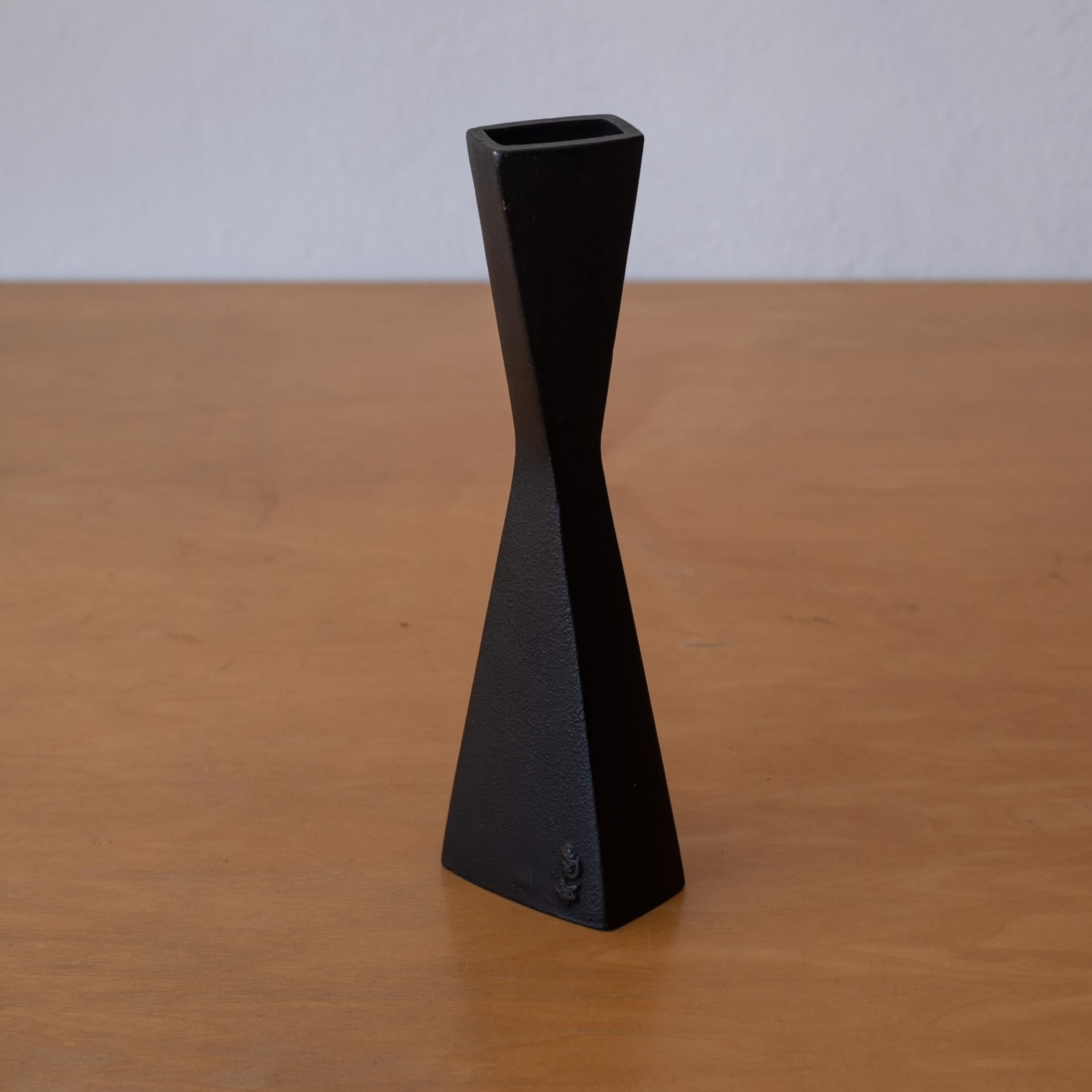 Vase japonais moderniste en fonte, années 1960 Bon état - En vente à San Diego, CA