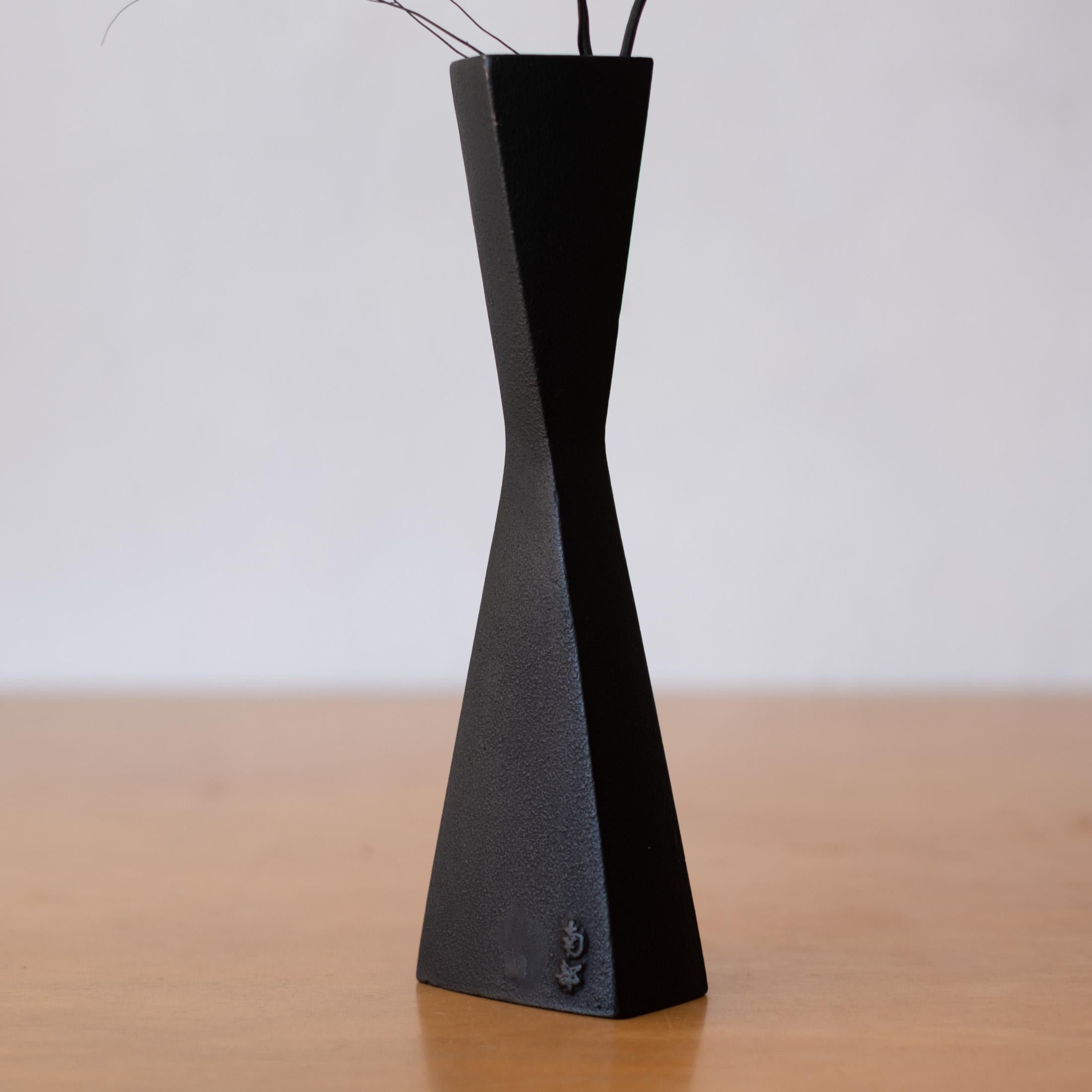 Fer Vase japonais moderniste en fonte, années 1960 en vente