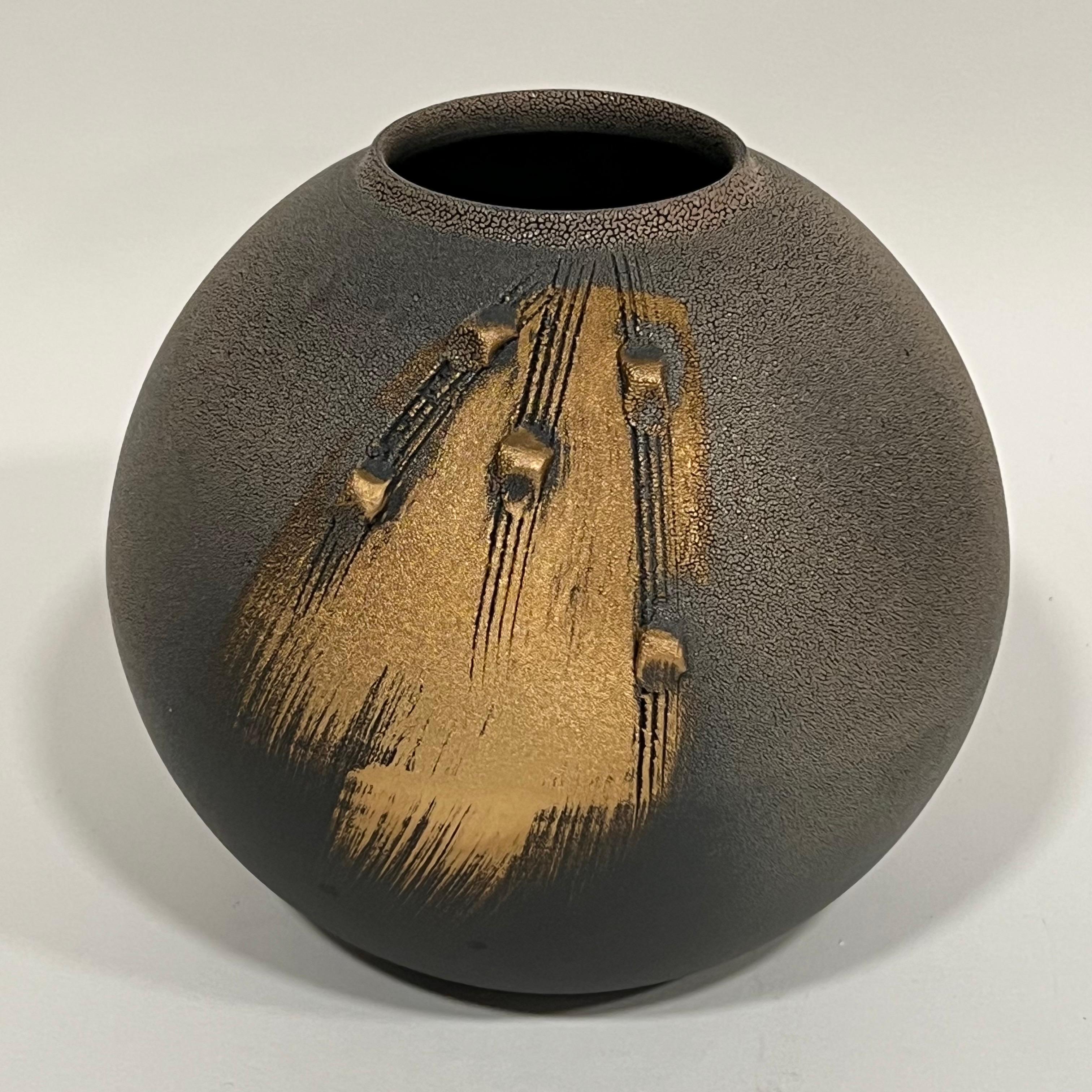 Fantastische japanische Keramikvase/Ikebana aus der Region Shigaraki. Unglaubliche strukturierte Glasurbehandlung mit goldenen Pinselstrichen. Mit Originalverpackung, vom Künstler signiert. 