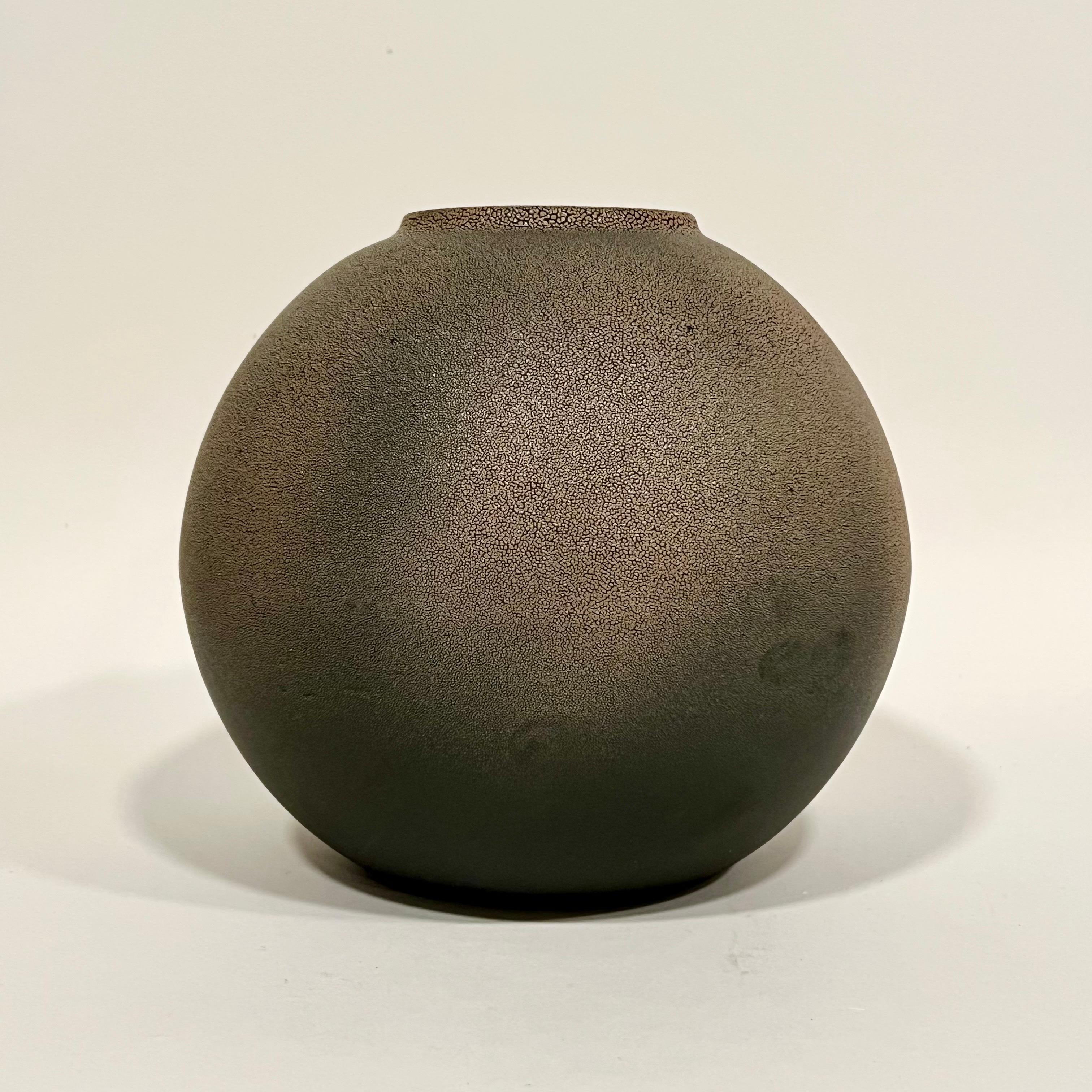 Modernistische japanische Shigaraki-Keramikvase aus Keramik im Zustand „Hervorragend“ in Oakland, CA