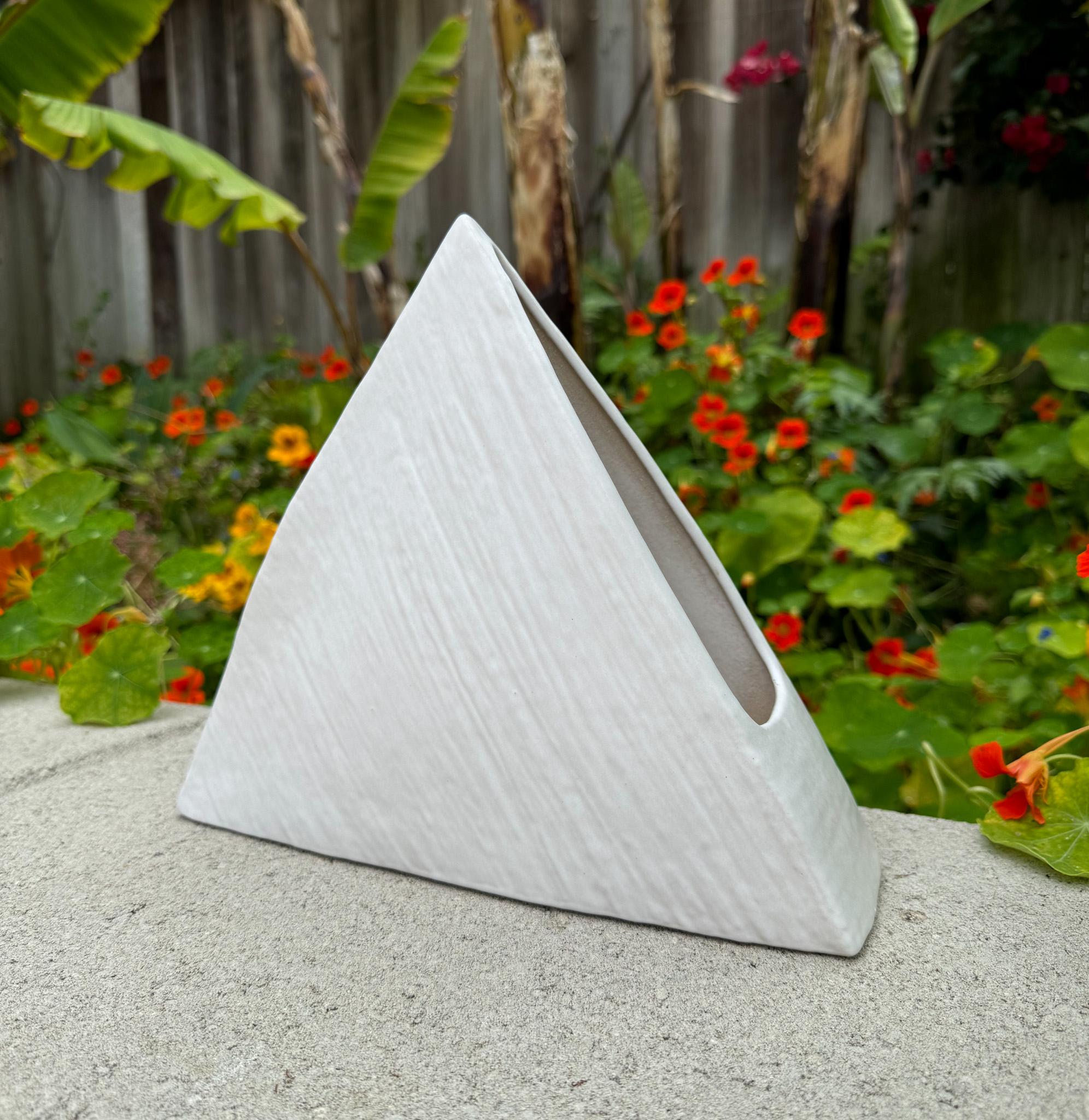 Vase Ikebana moderniste japonais pyramide blanche, Japon, 20e siècle en vente 2