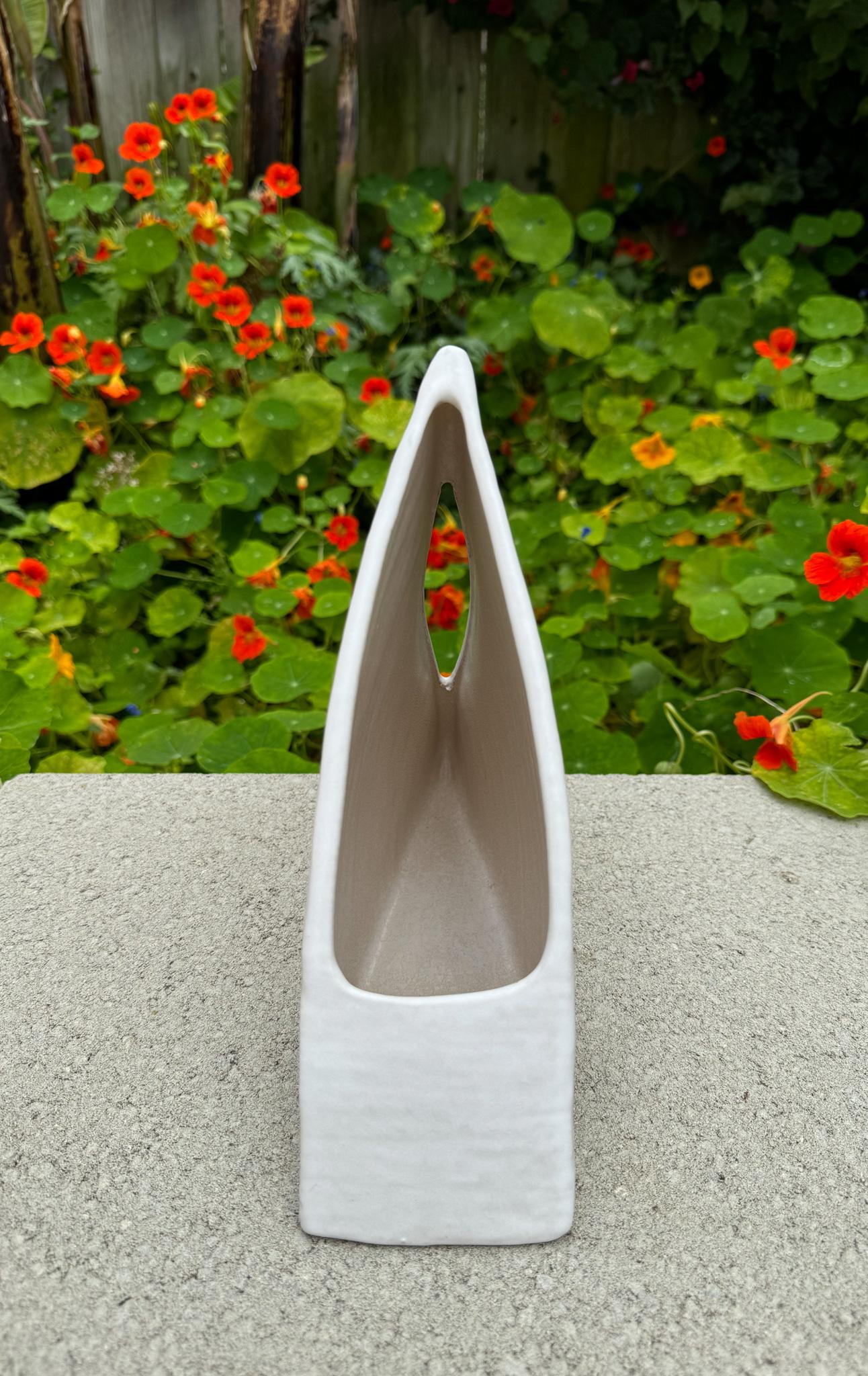Vase Ikebana moderniste japonais pyramide blanche, Japon, 20e siècle en vente 3