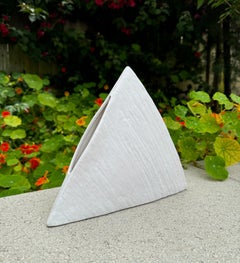 Vaso Ikebana a piramide bianco giapponese modernista, Giappone, XX secolo