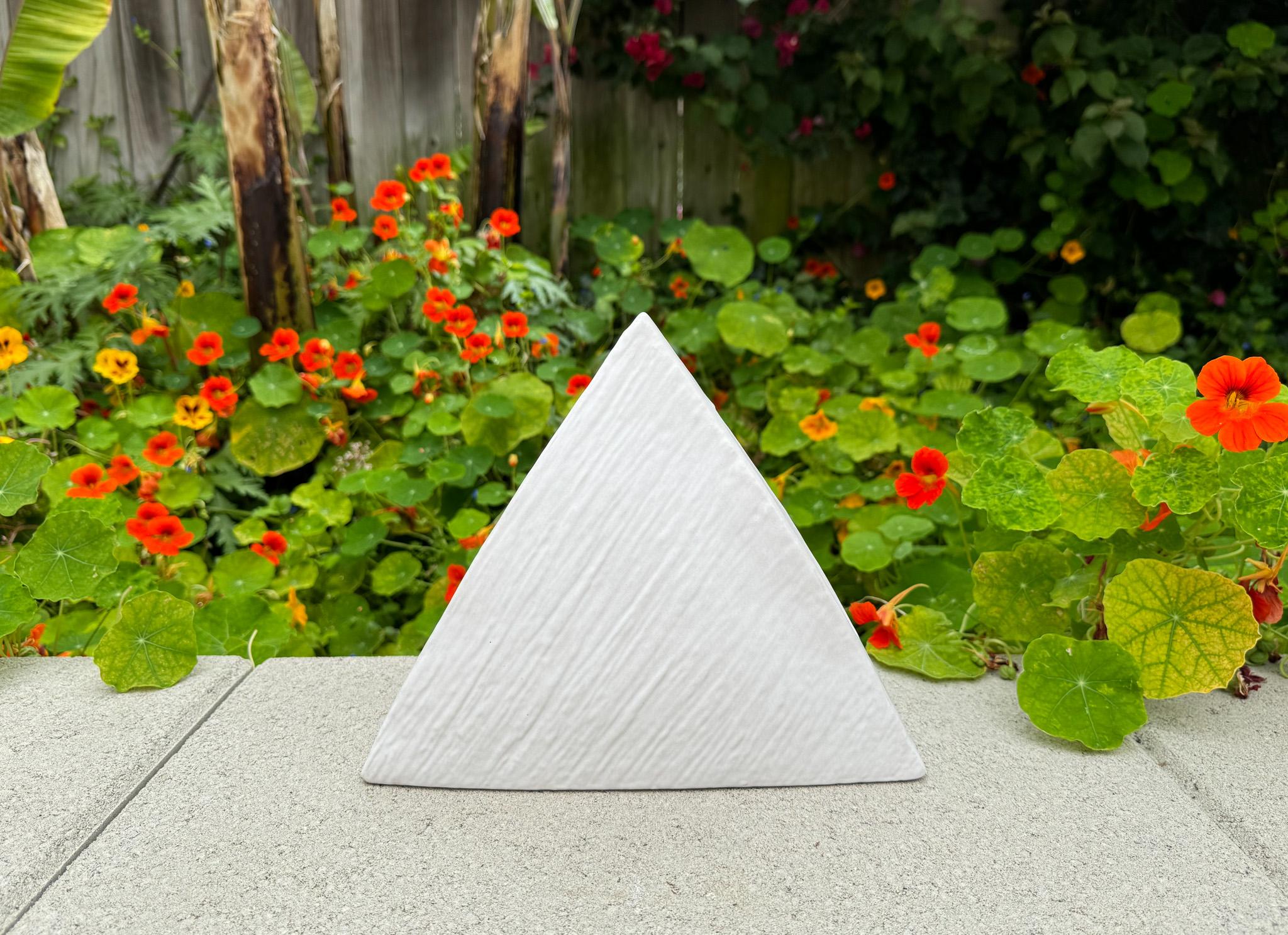 Mid-Century Modern Vase Ikebana moderniste japonais pyramide blanche, Japon, 20e siècle en vente