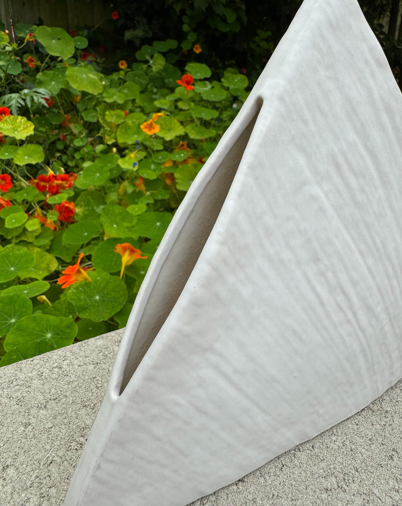 Japonais Vase Ikebana moderniste japonais pyramide blanche, Japon, 20e siècle en vente