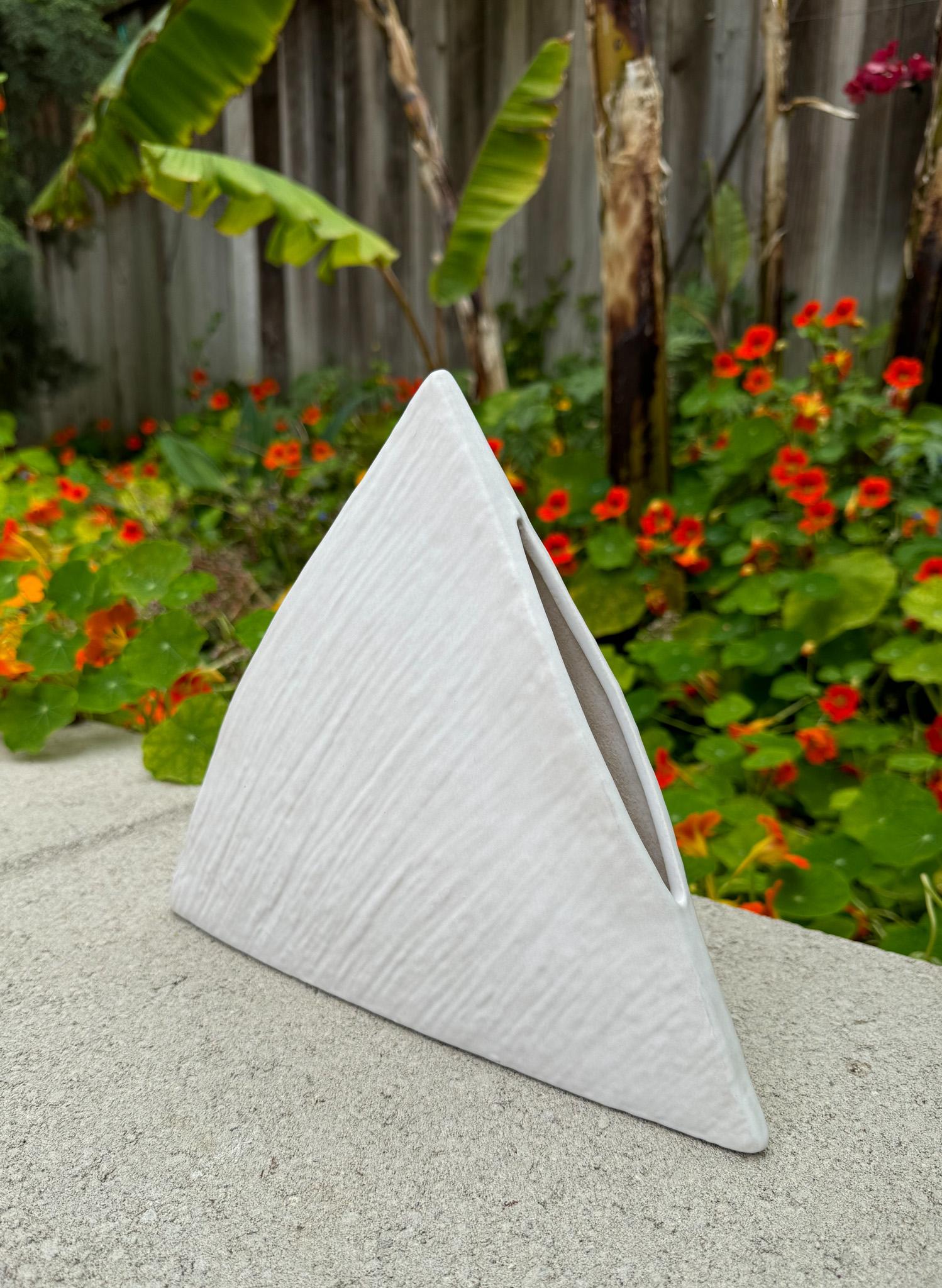 Vernissé Vase Ikebana moderniste japonais pyramide blanche, Japon, 20e siècle en vente