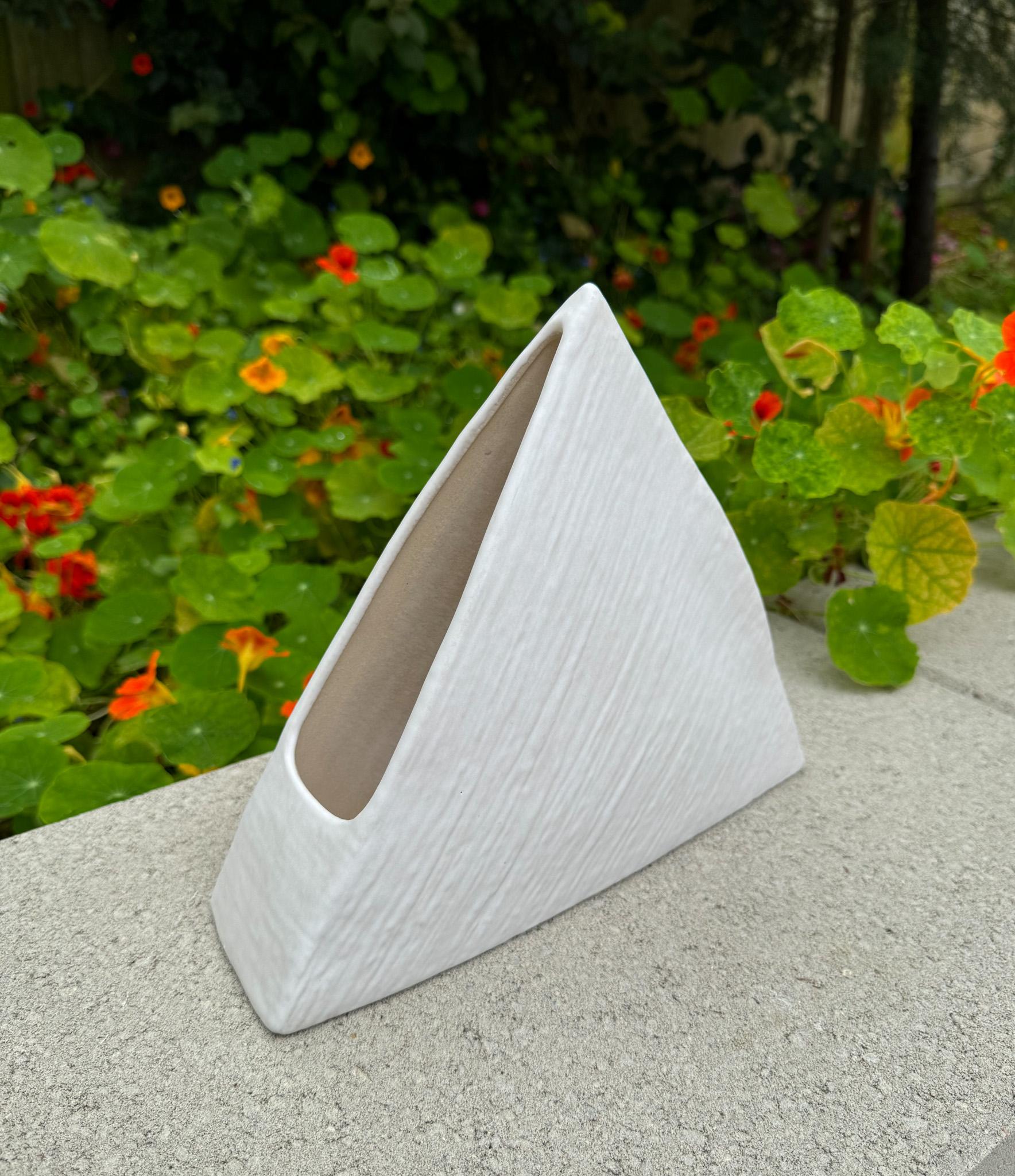 Vase Ikebana moderniste japonais pyramide blanche, Japon, 20e siècle Bon état - En vente à San Juan Capistrano, CA