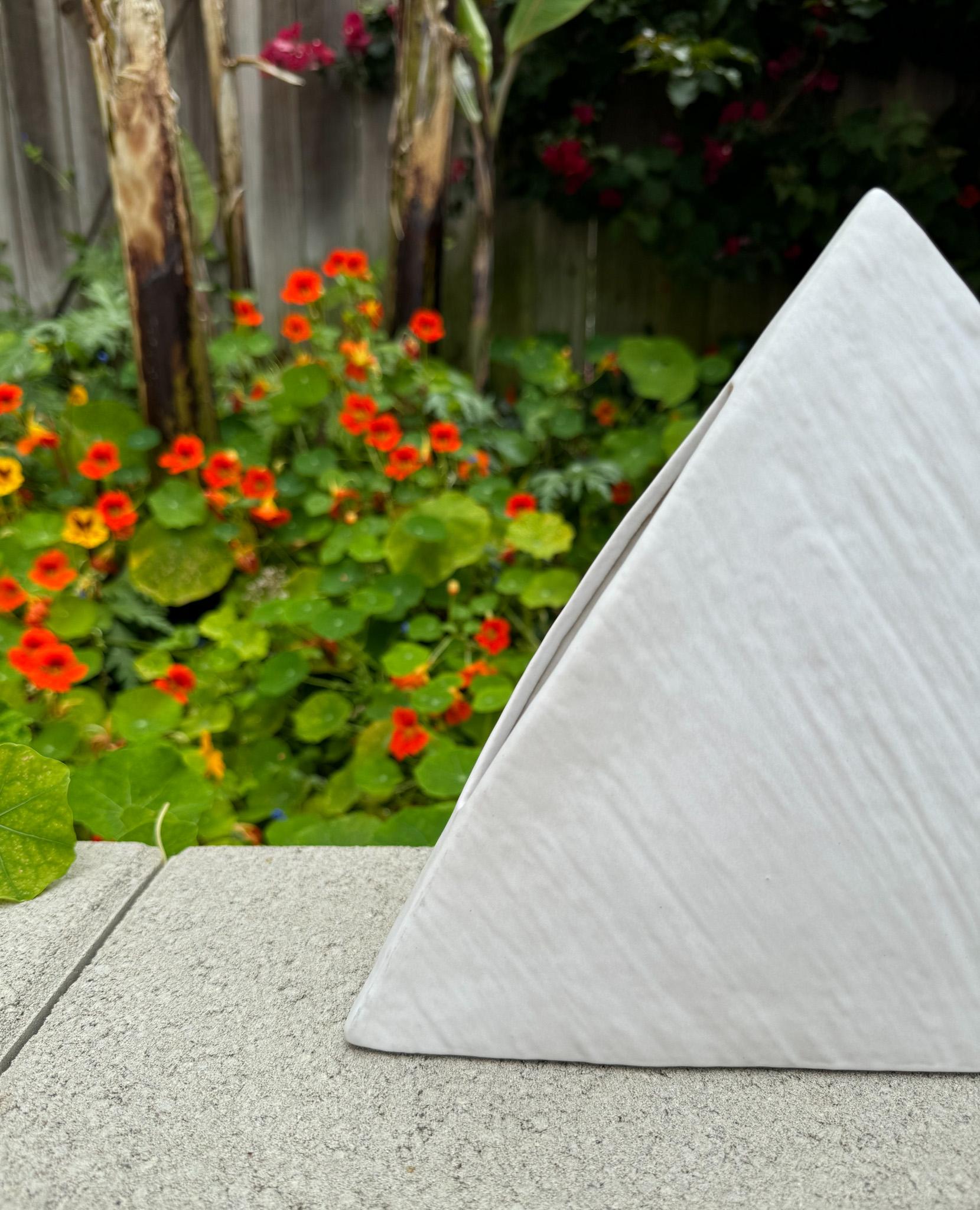 20ième siècle Vase Ikebana moderniste japonais pyramide blanche, Japon, 20e siècle en vente