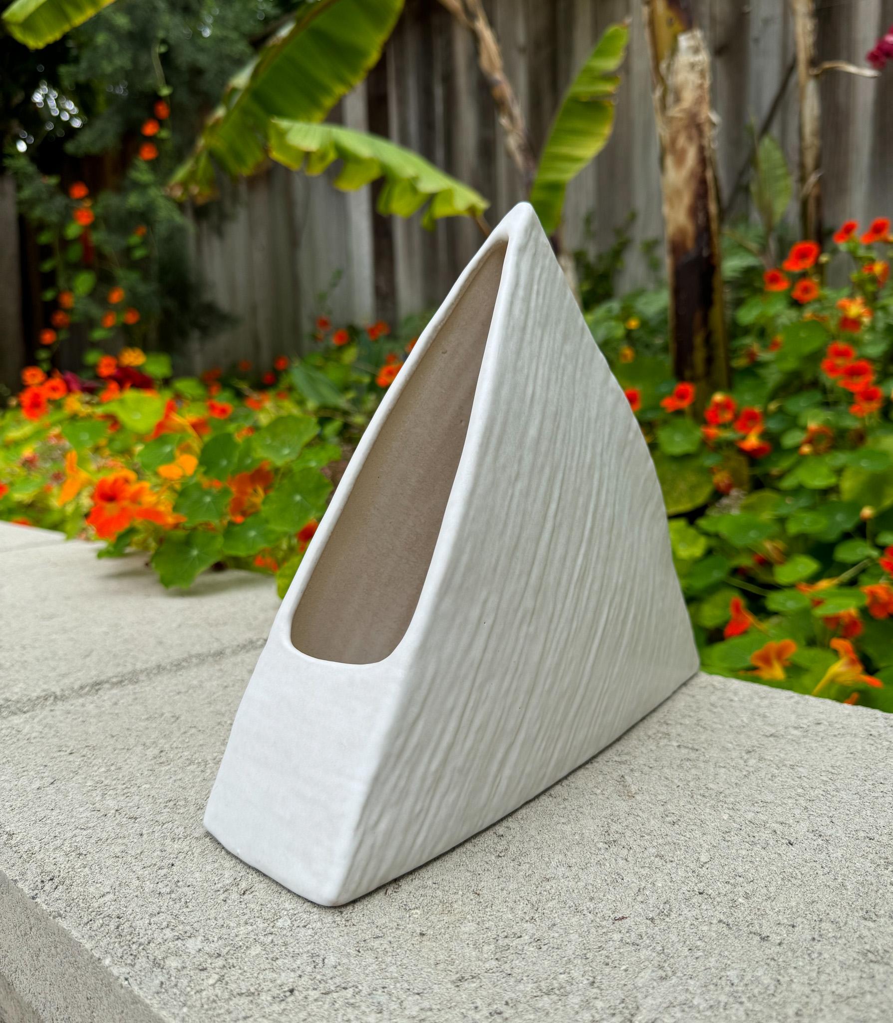 Céramique Vase Ikebana moderniste japonais pyramide blanche, Japon, 20e siècle en vente