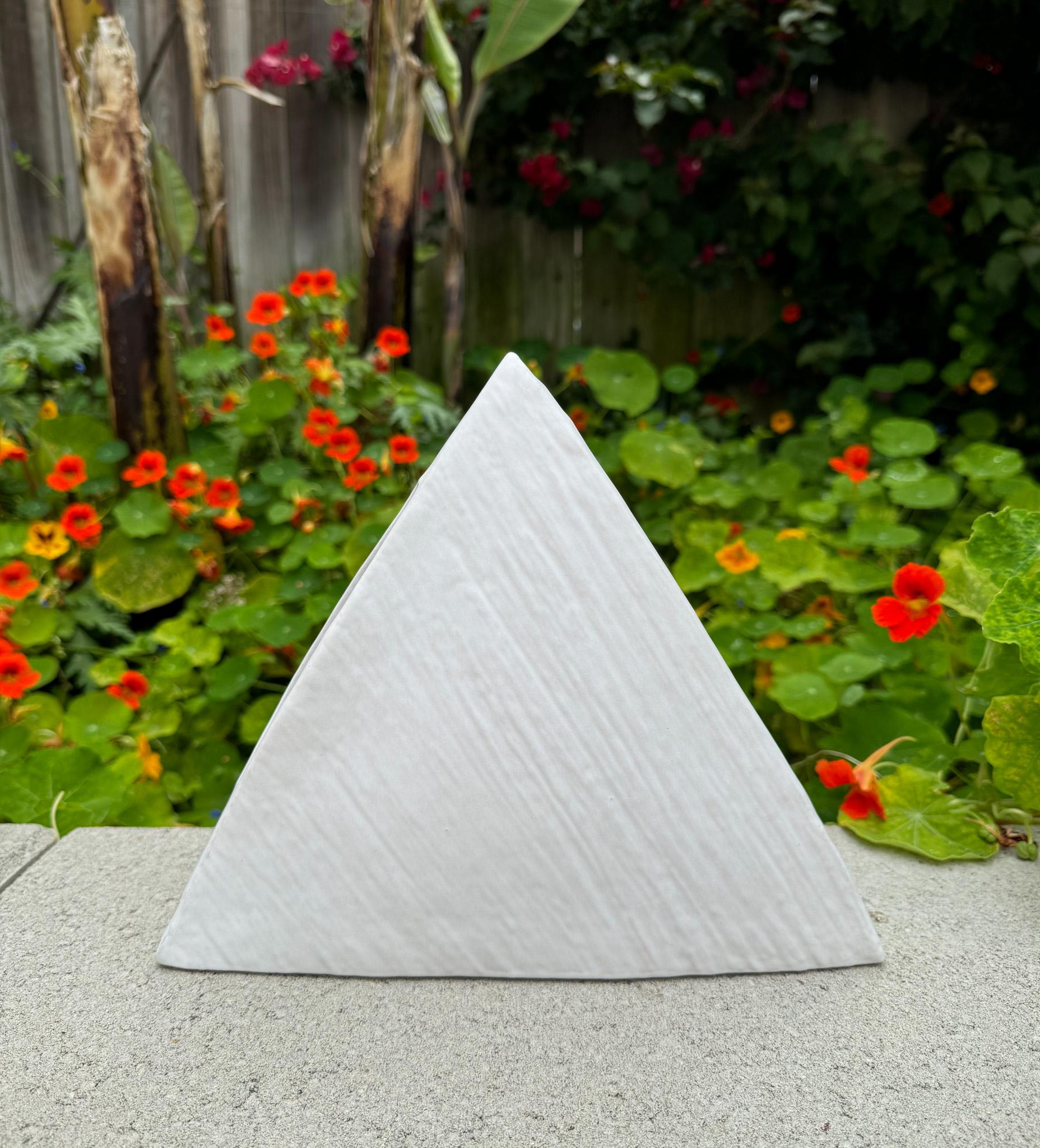 Vase Ikebana moderniste japonais pyramide blanche, Japon, 20e siècle en vente 1