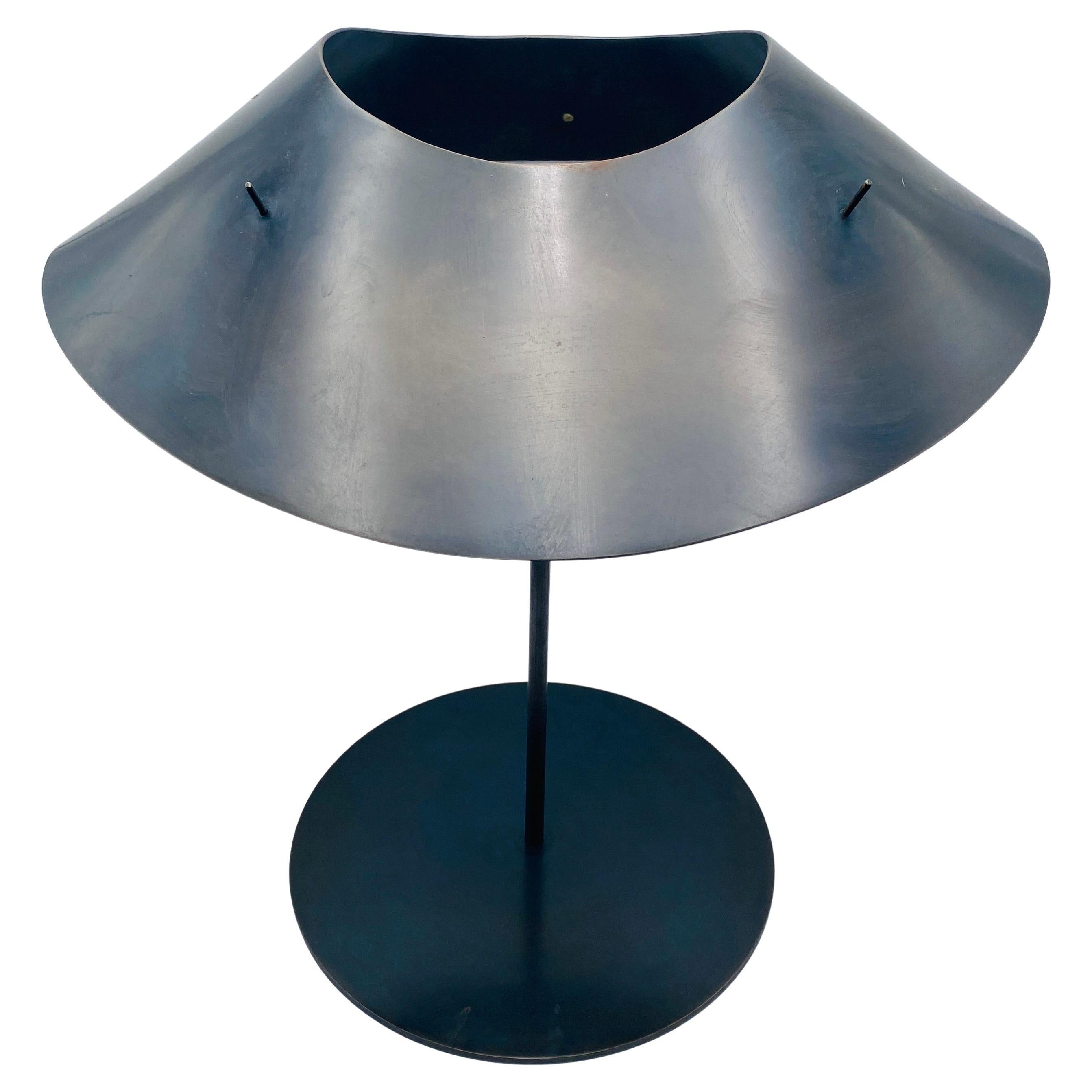 Questo portagioie è costruito per esporre bellissime collane. Il supporto stesso è realizzato in metallo pesante ed è estremamente robusto. Ha un design modernista e sembra una scultura a sé stante. 