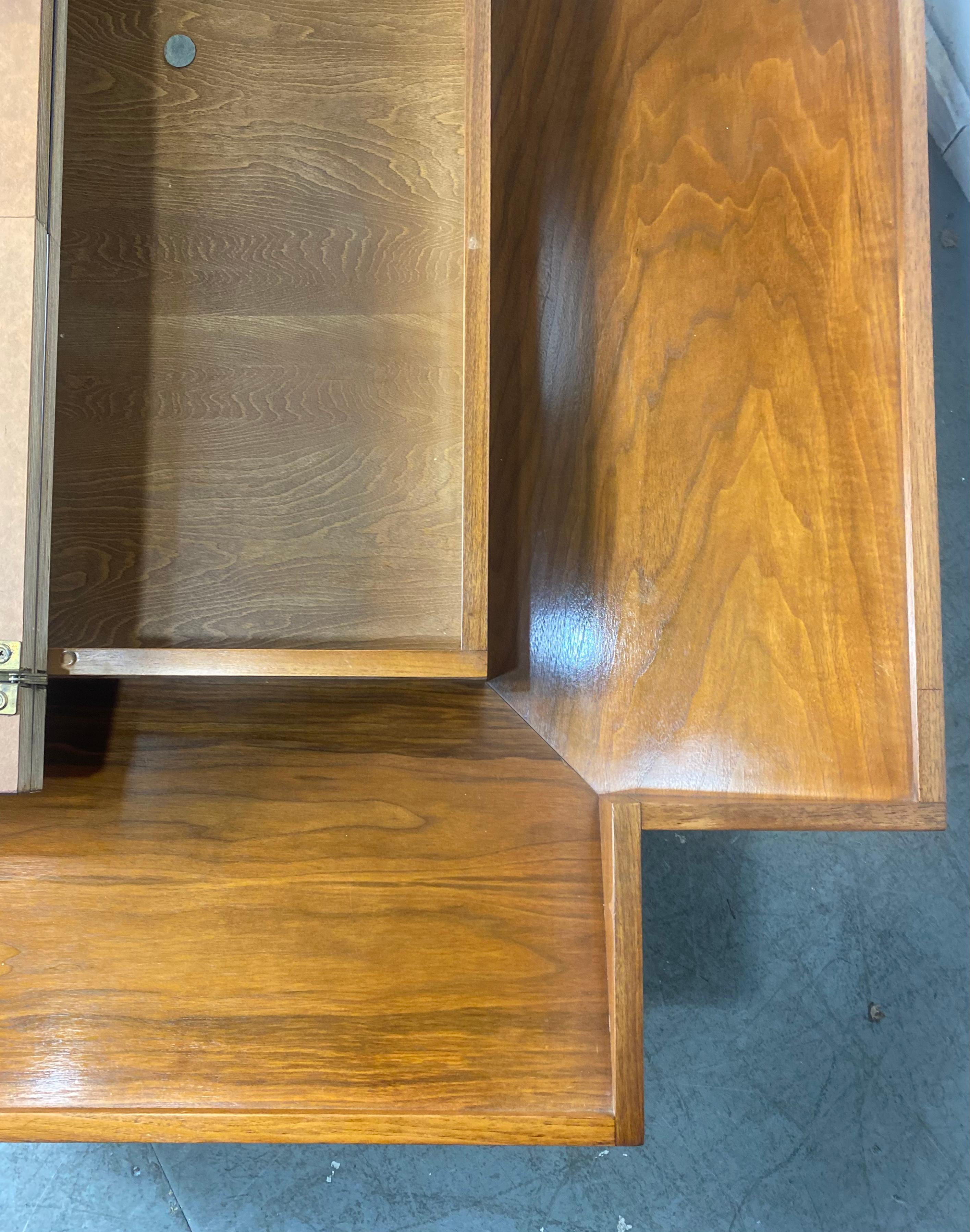 Von John Keal für Brown Saltman entworfener Couchtisch mit Stauraum im Inneren
Tisch aus Nussbaumholz mit schwarz-weiß karierter Formica-Oberfläche lässt sich öffnen, um Stauraum zu bieten
Hergestellt von Brown-Saltman aus Kalifornien in den