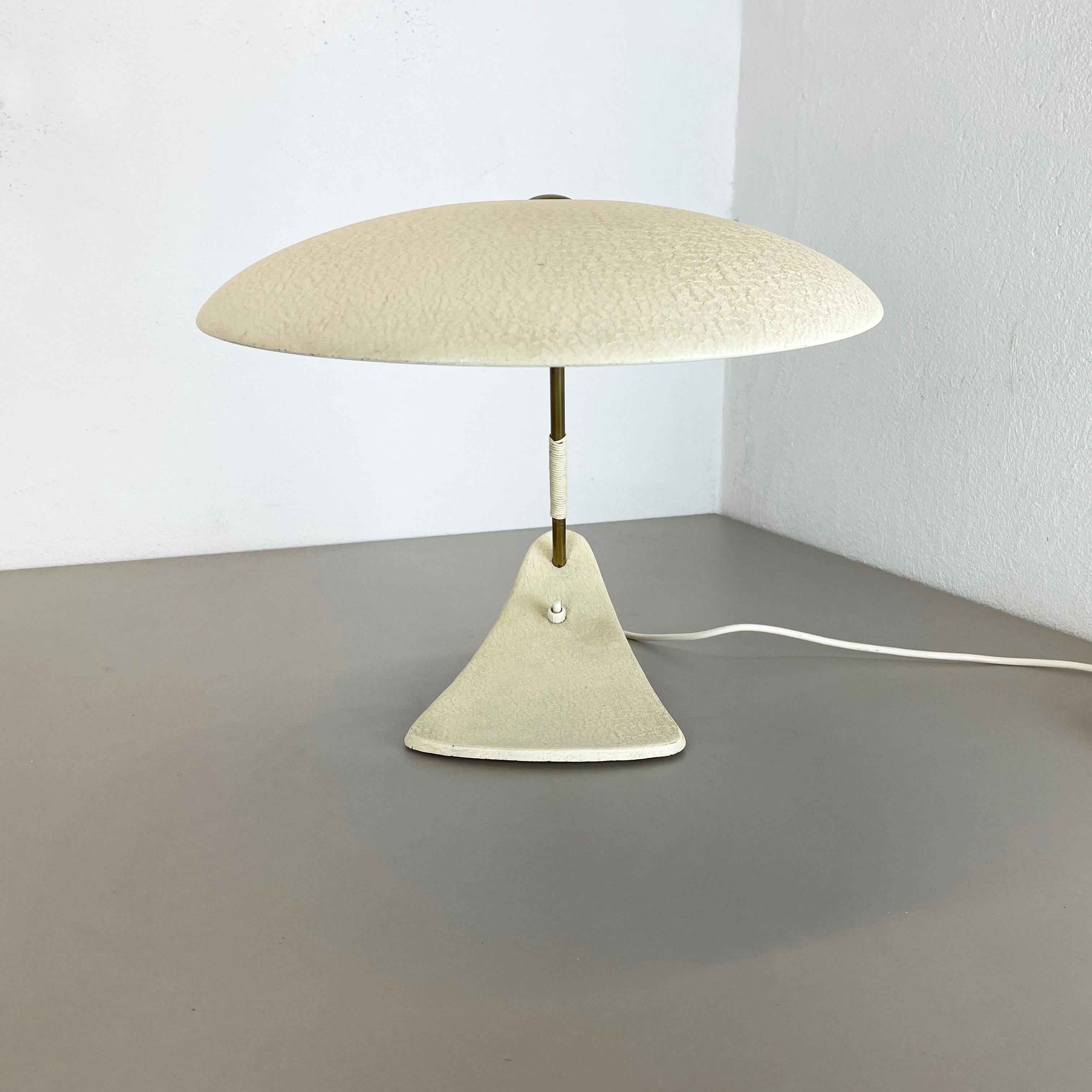 Lampe de bureau moderniste kalmar en métal beige et laiton Bauhaus, Autriche, années 1950 en vente 9