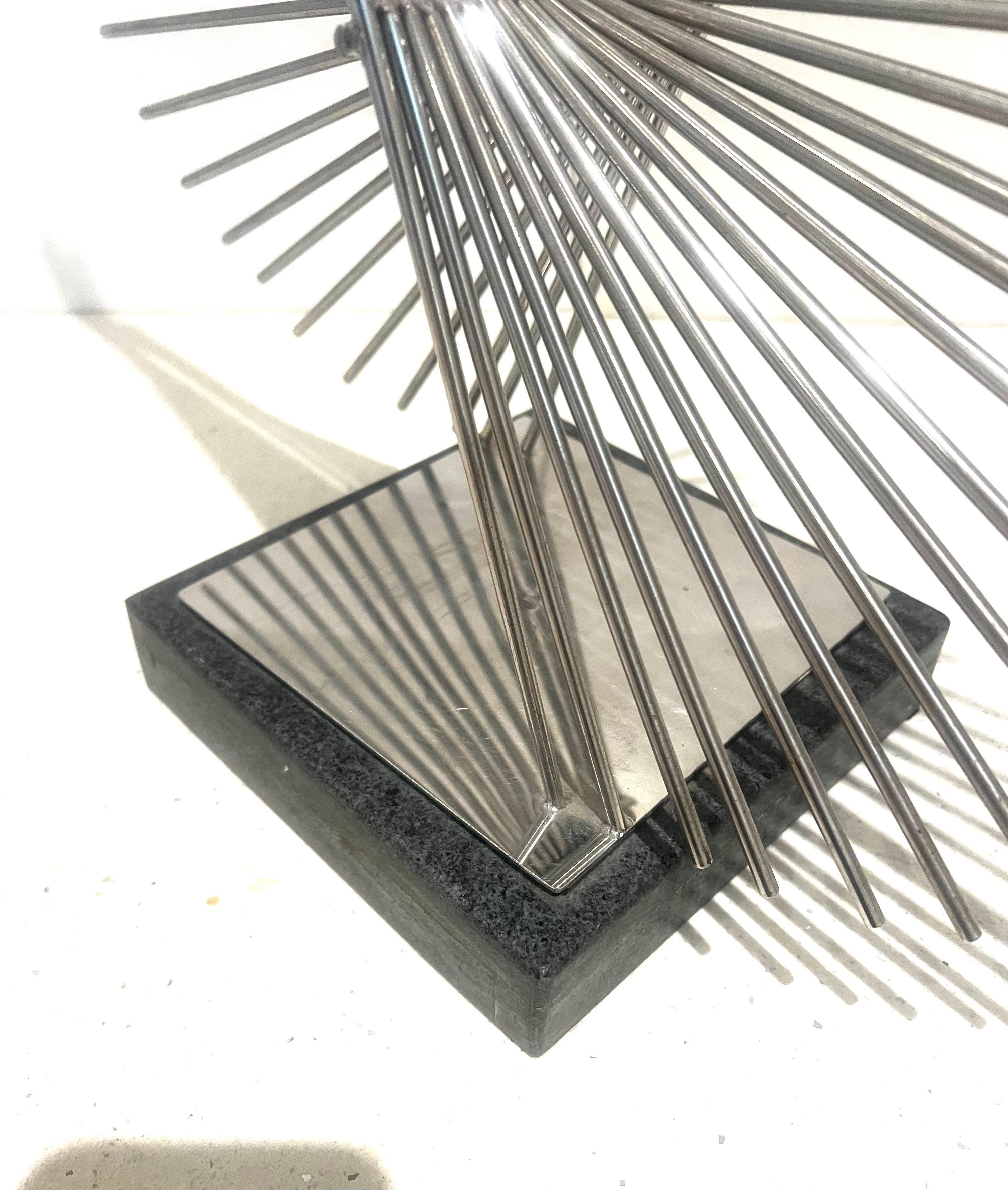 XX secolo Scultura cinetica modernista in cromo e granito, circa anni '70 in vendita