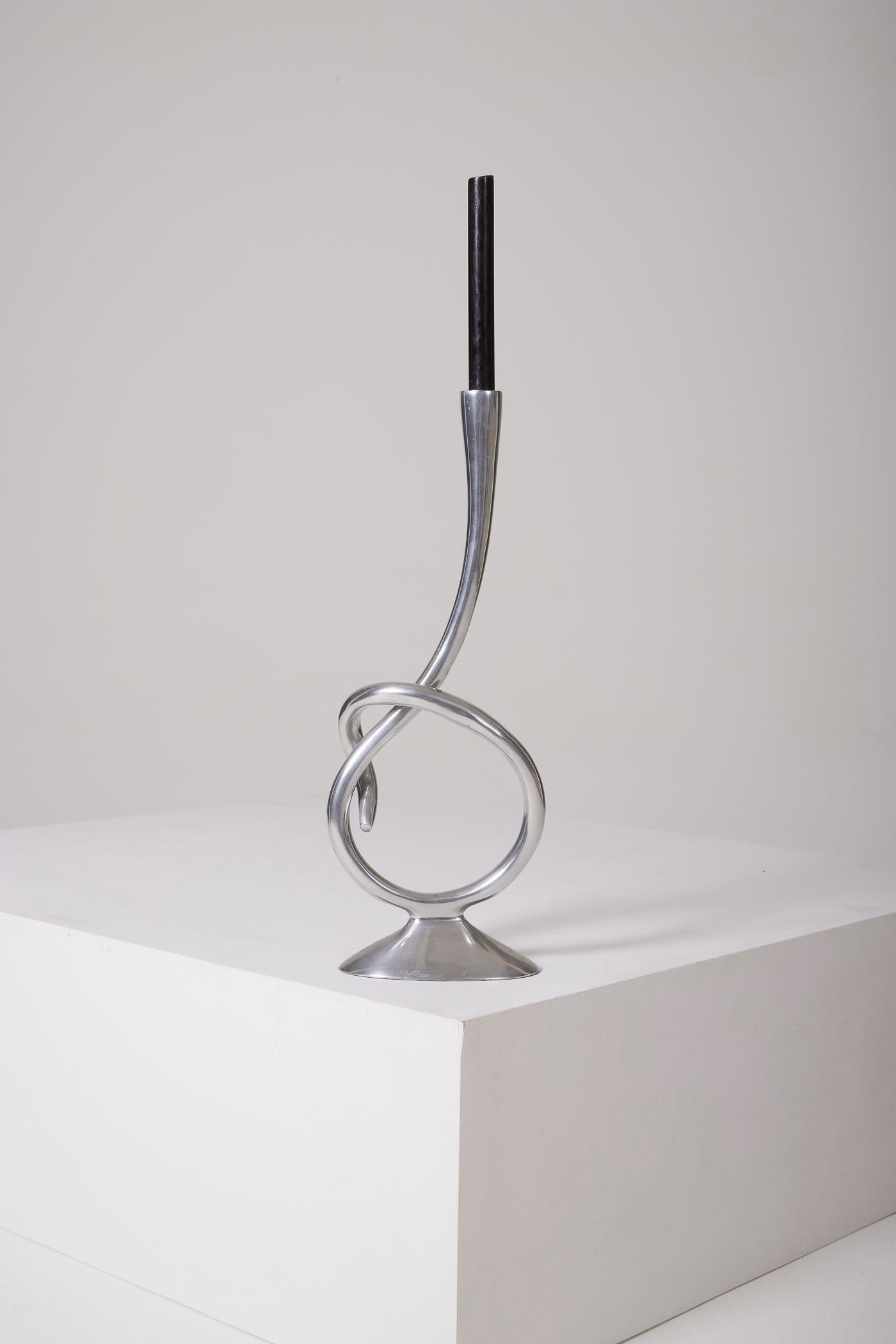 Modernist silver-plated metal candlestick in the shape of a knot. In very good condition.
LP2630