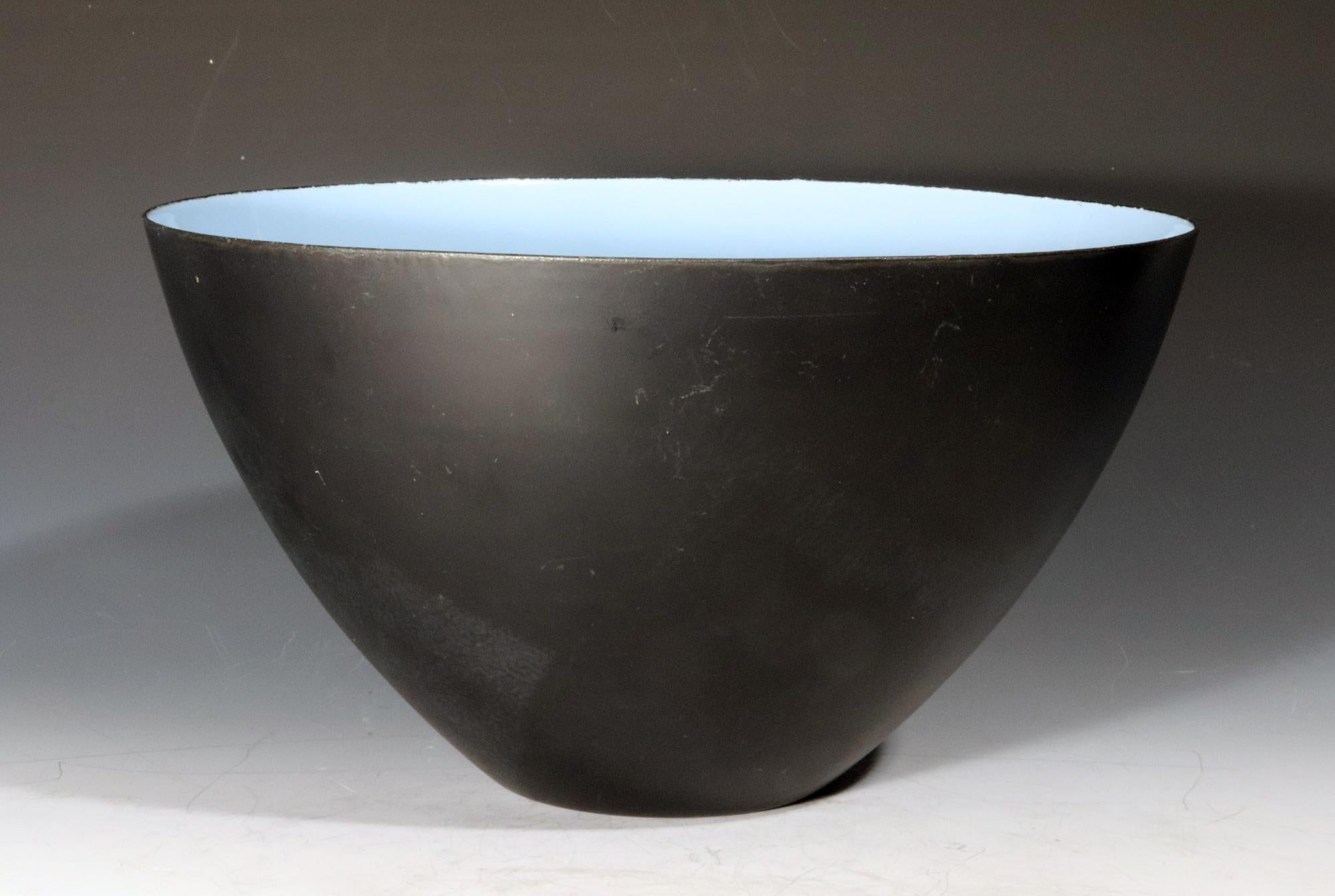 Modernist Krenit Bowl in Black Steel and Robins-egg- Blue Enamel interior
by Herbert Krenchel for Torben Ørskov & Co.,
Enameled Steel,
Designed 1953

This 1950-60's Modernist bowl, the 'Krenit' bowl, was designed by mechanical engineer Herbert
