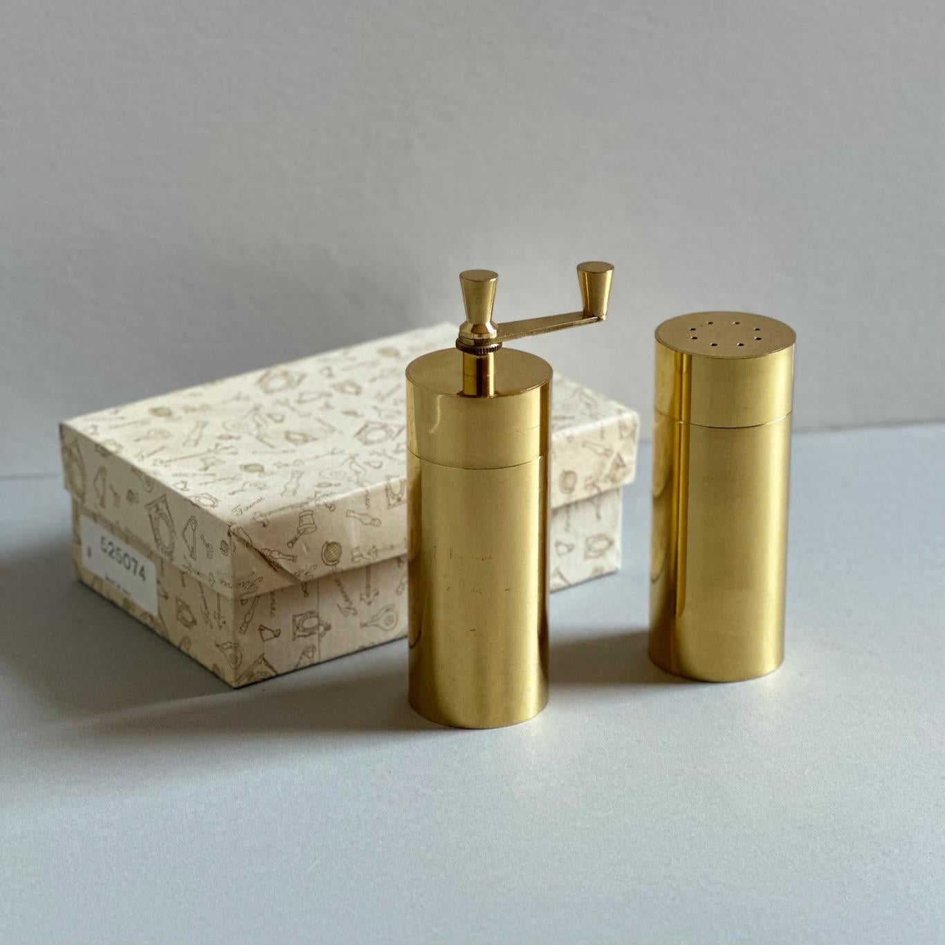Modernist Lacquered Brass Pepper Mill and Salt Shaker, Italy, Original Box, 1960 For Sale 6
