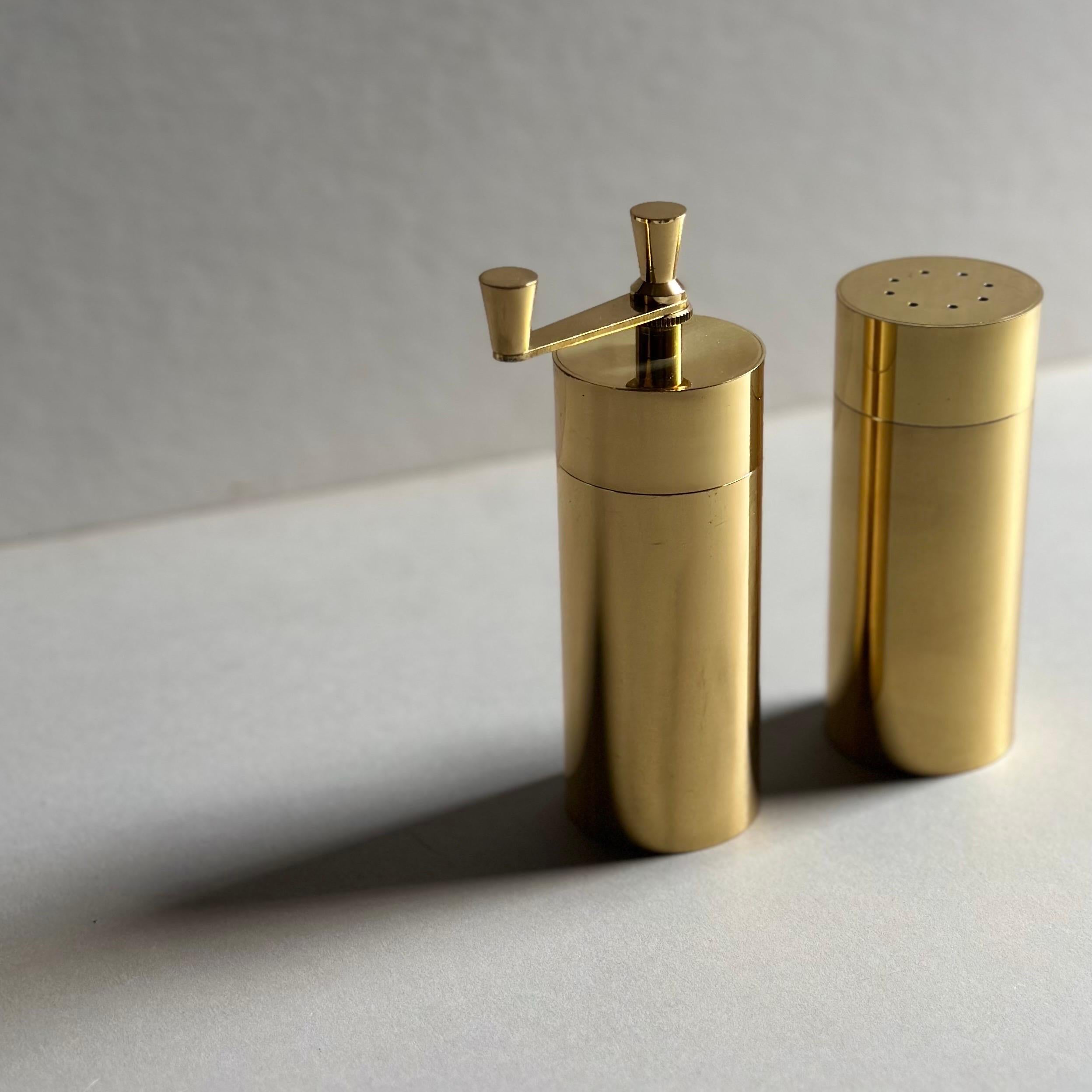Mid-Century Modern Modernist Lacquered Brass Pepper Mill and Salt Shaker, Italy, Original Box, 1960 For Sale
