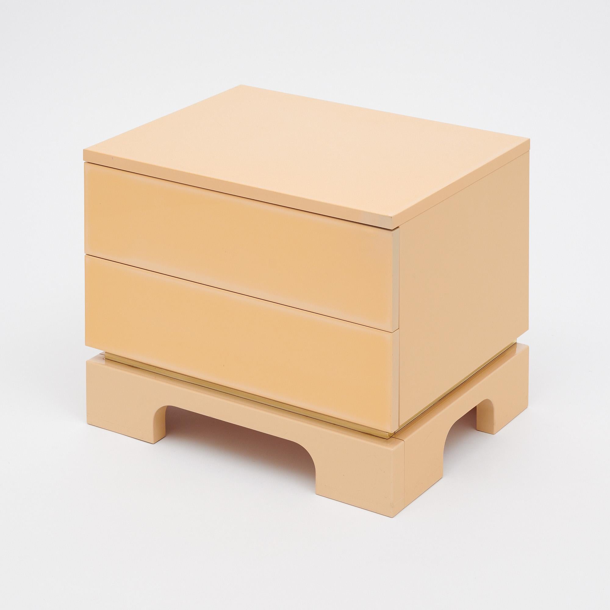 Modernistische lackierte Beistelltische (Moderne) im Angebot