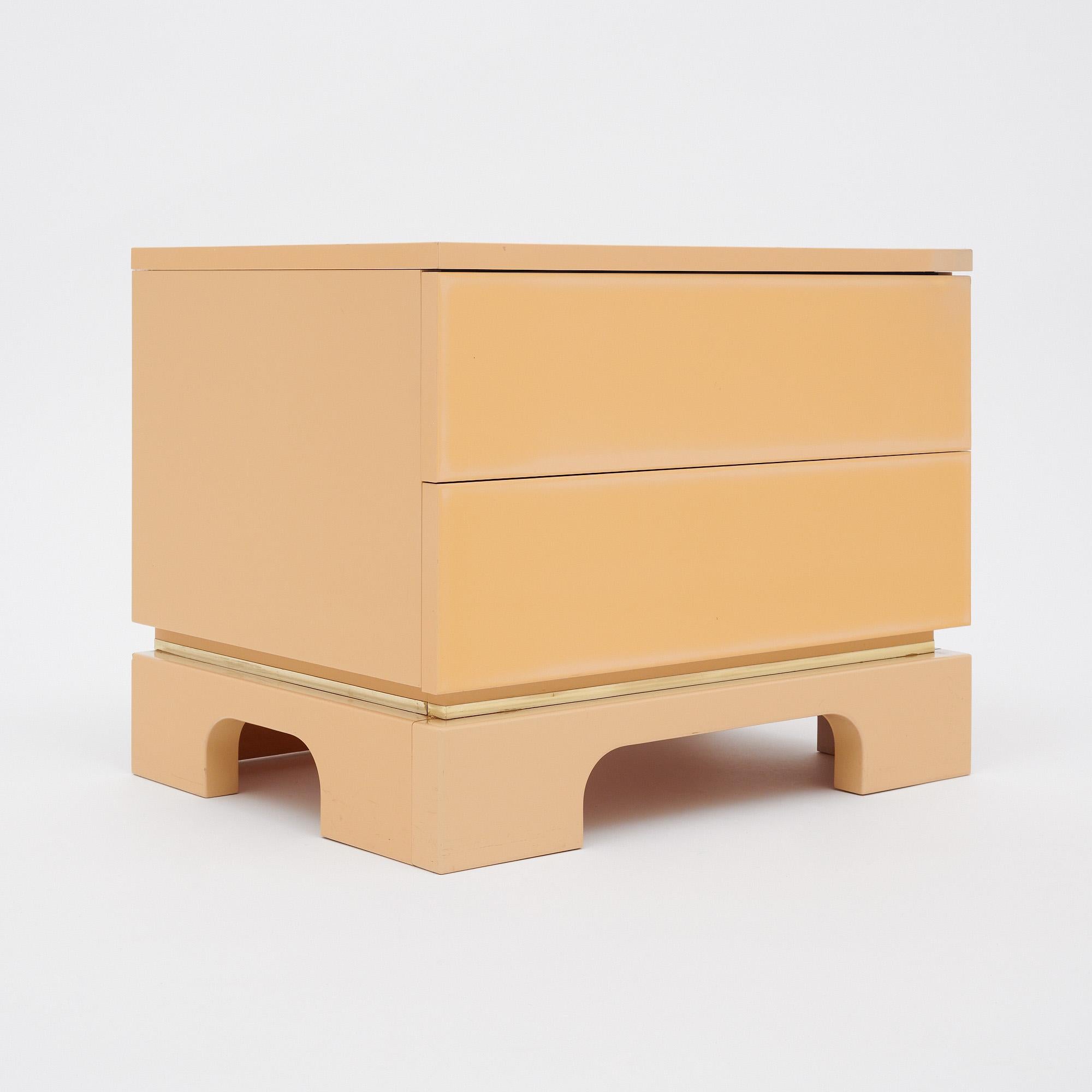 Modernistische lackierte Beistelltische (Französisch) im Angebot