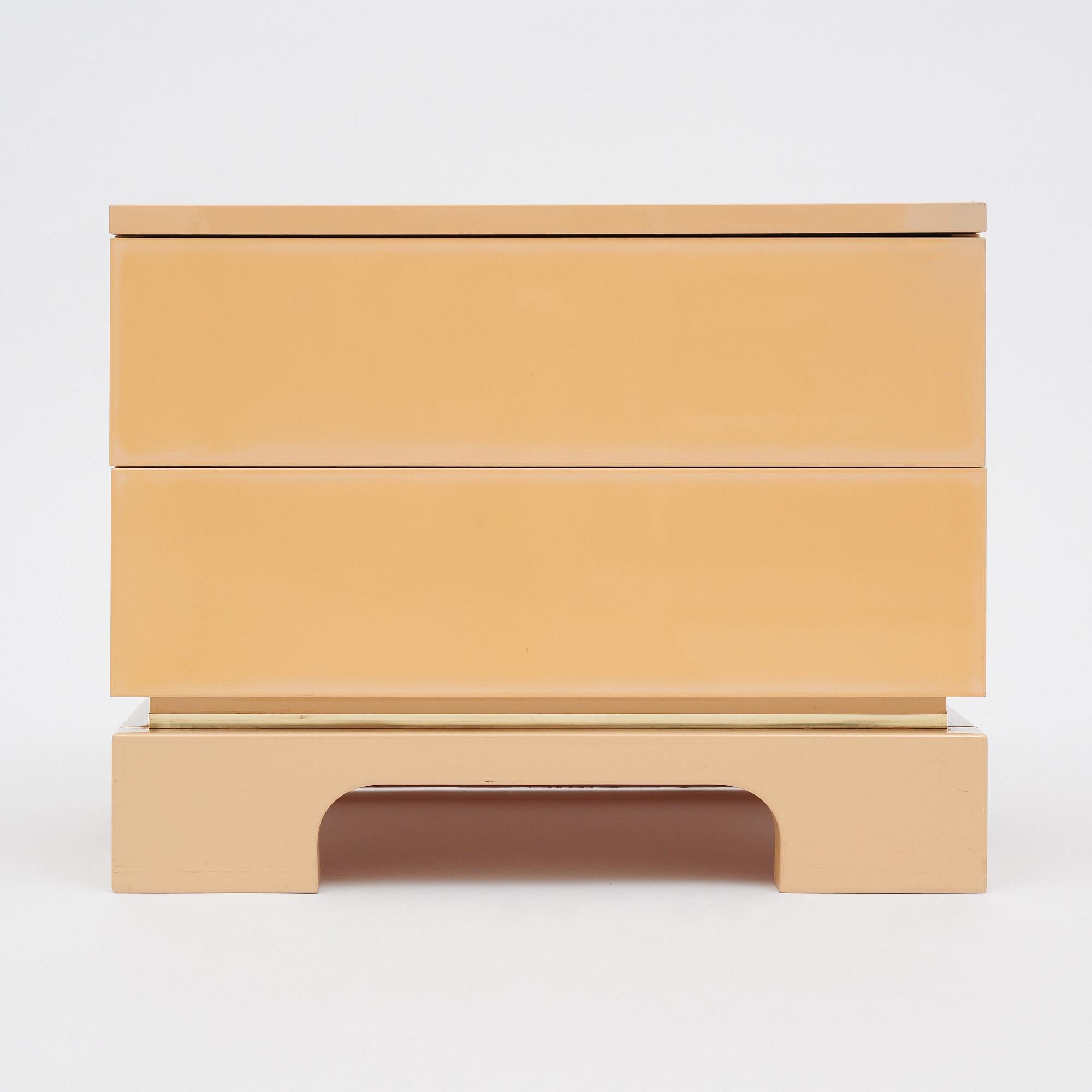 Modernistische lackierte Beistelltische (Ende des 20. Jahrhunderts) im Angebot