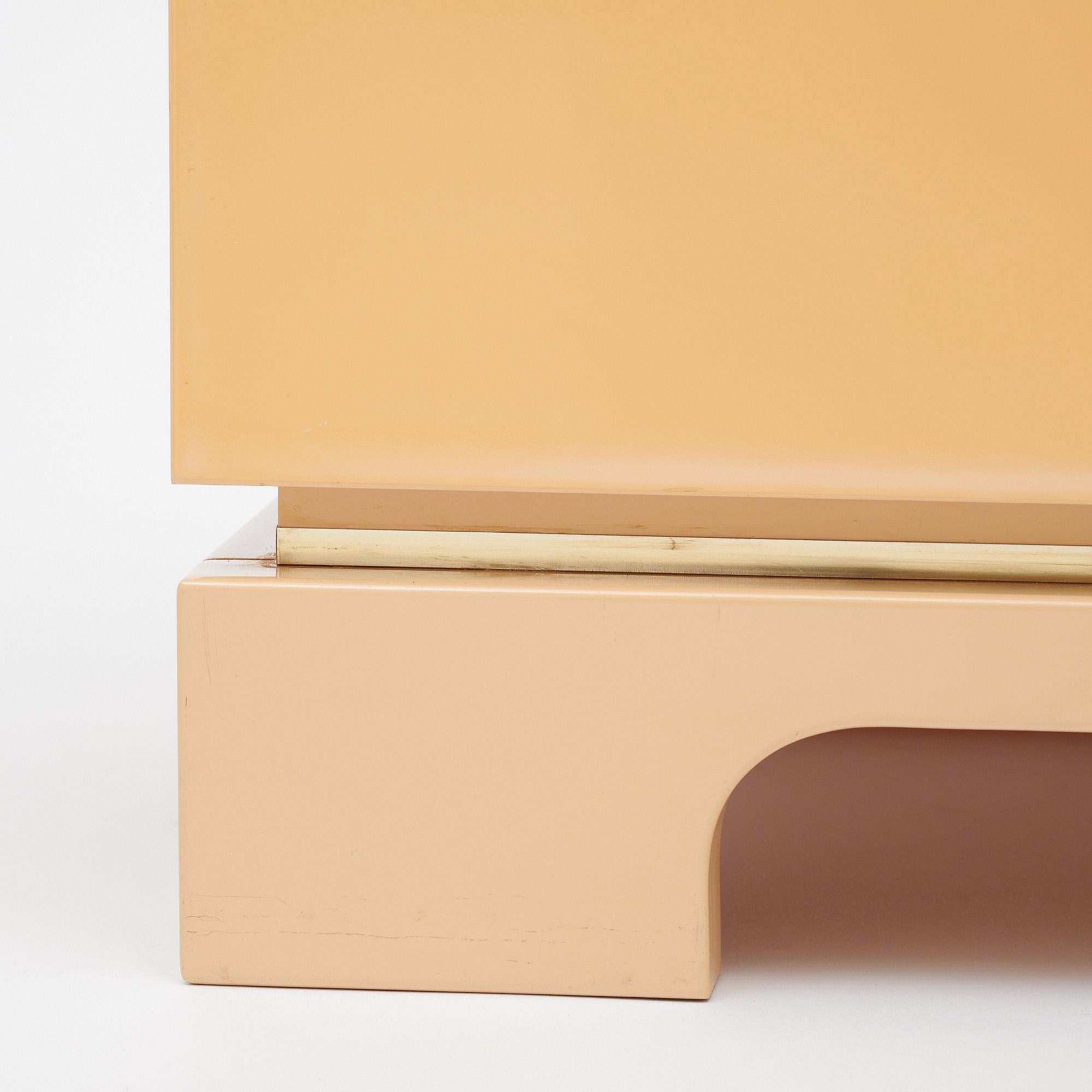 Modernistische lackierte Beistelltische (Messing) im Angebot