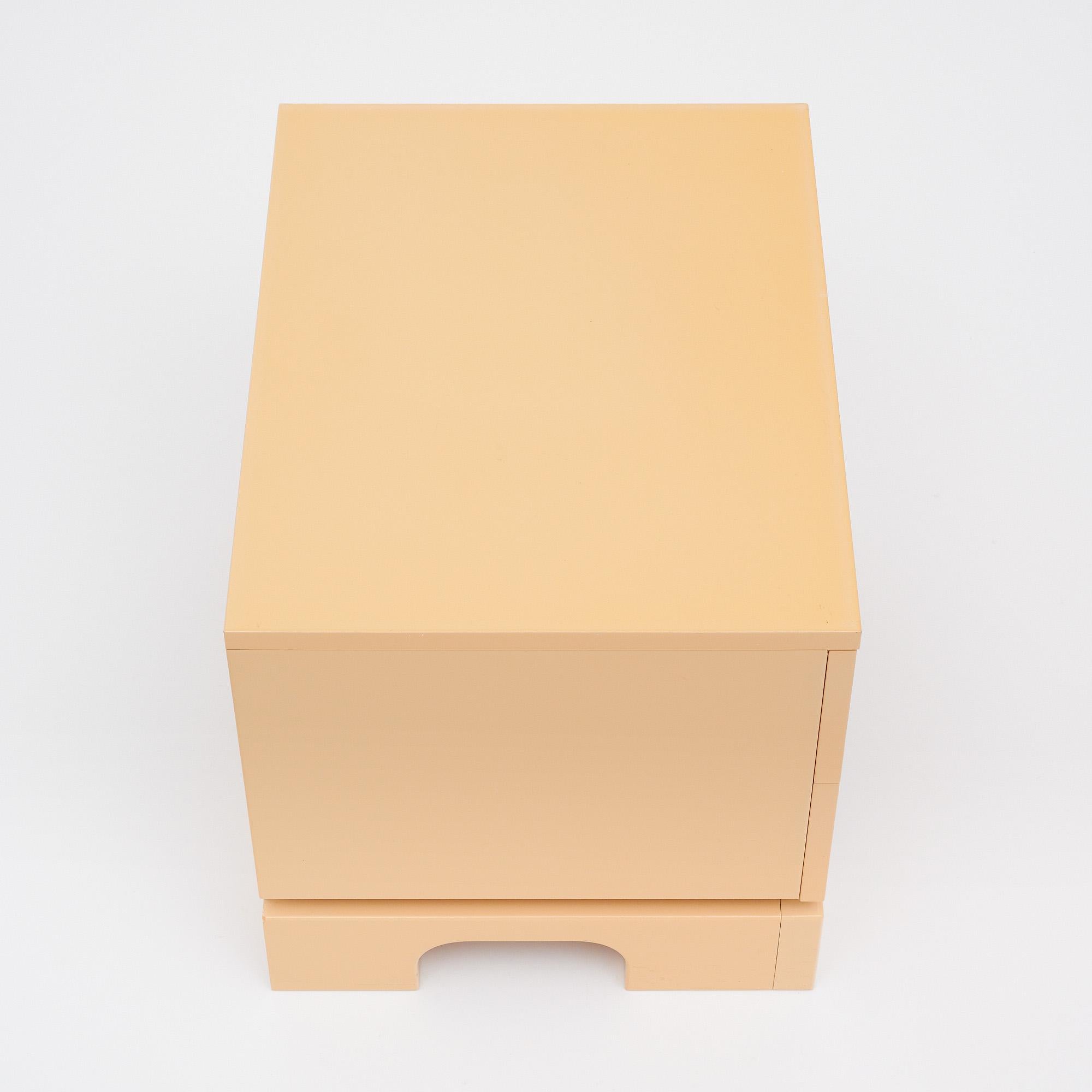 Modernistische lackierte Beistelltische im Angebot 1