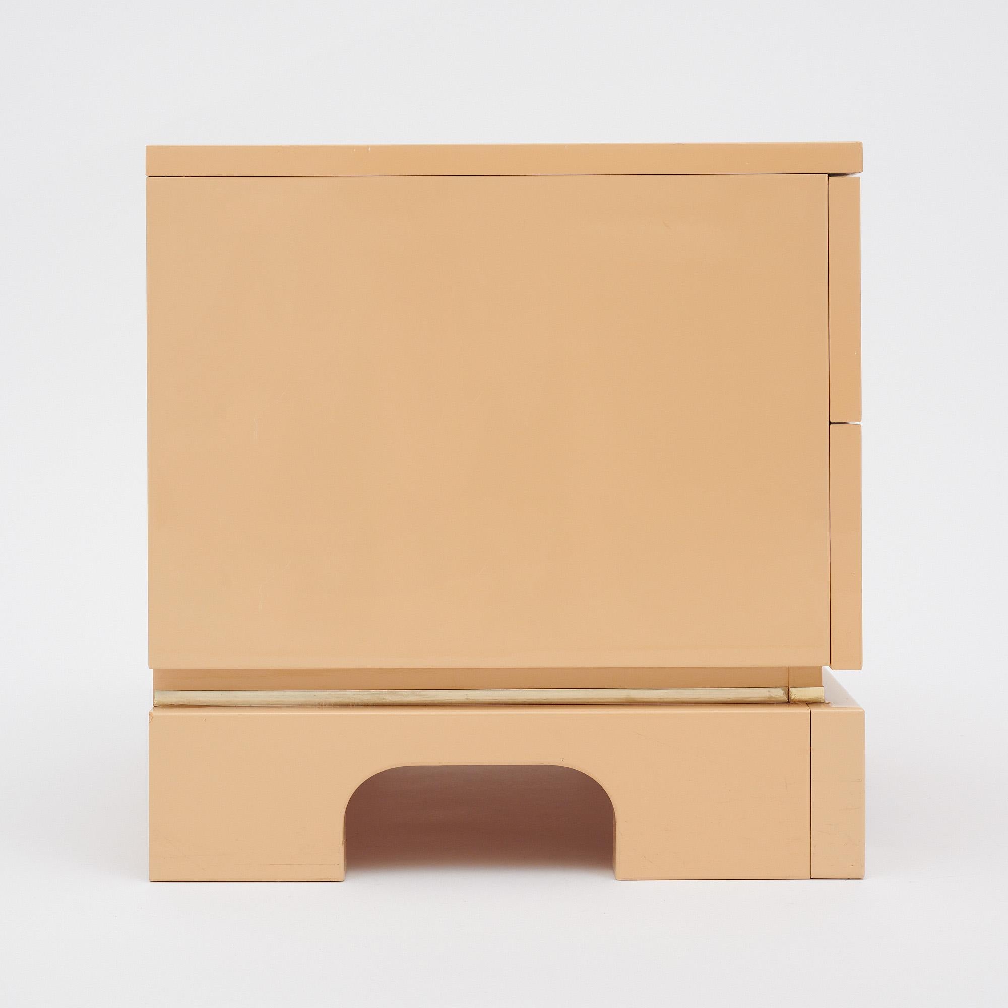 Modernistische lackierte Beistelltische im Angebot 2