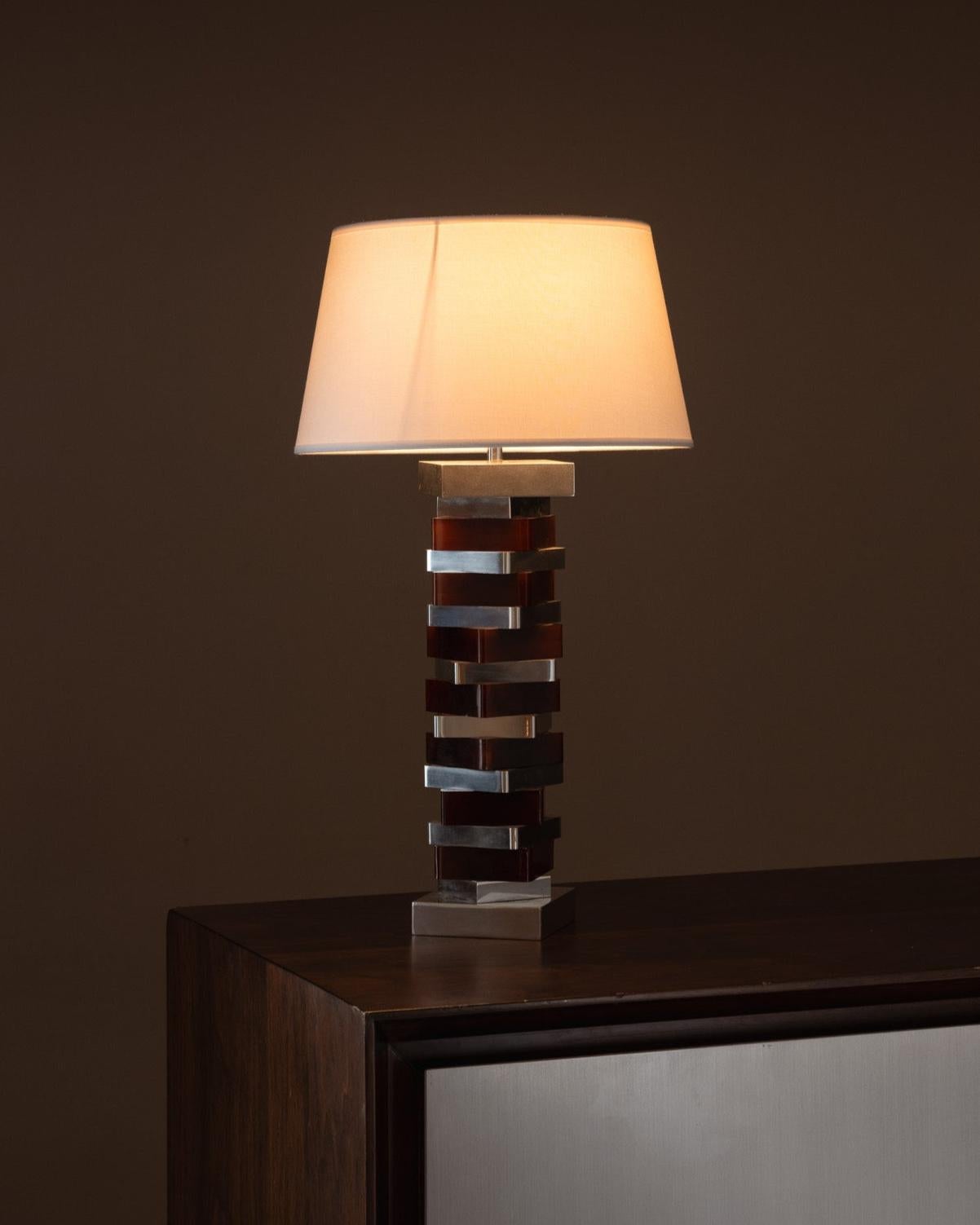 1970s Modernist lamp with a swivel base alternating aluminum and resin elements.
In good condition. Functional, with original European plug.
Sold without the display lampshade.

LP5655