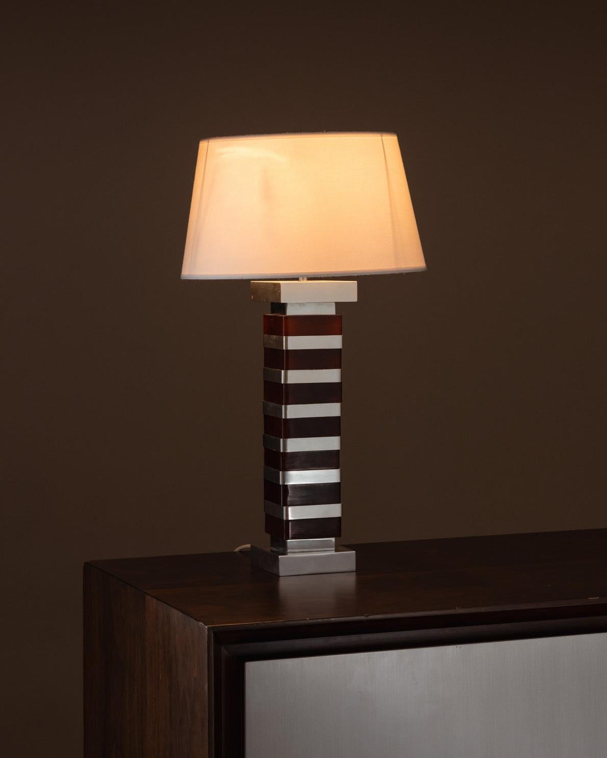 Moderne Lampe moderniste en aluminium et résine, 1970 en vente